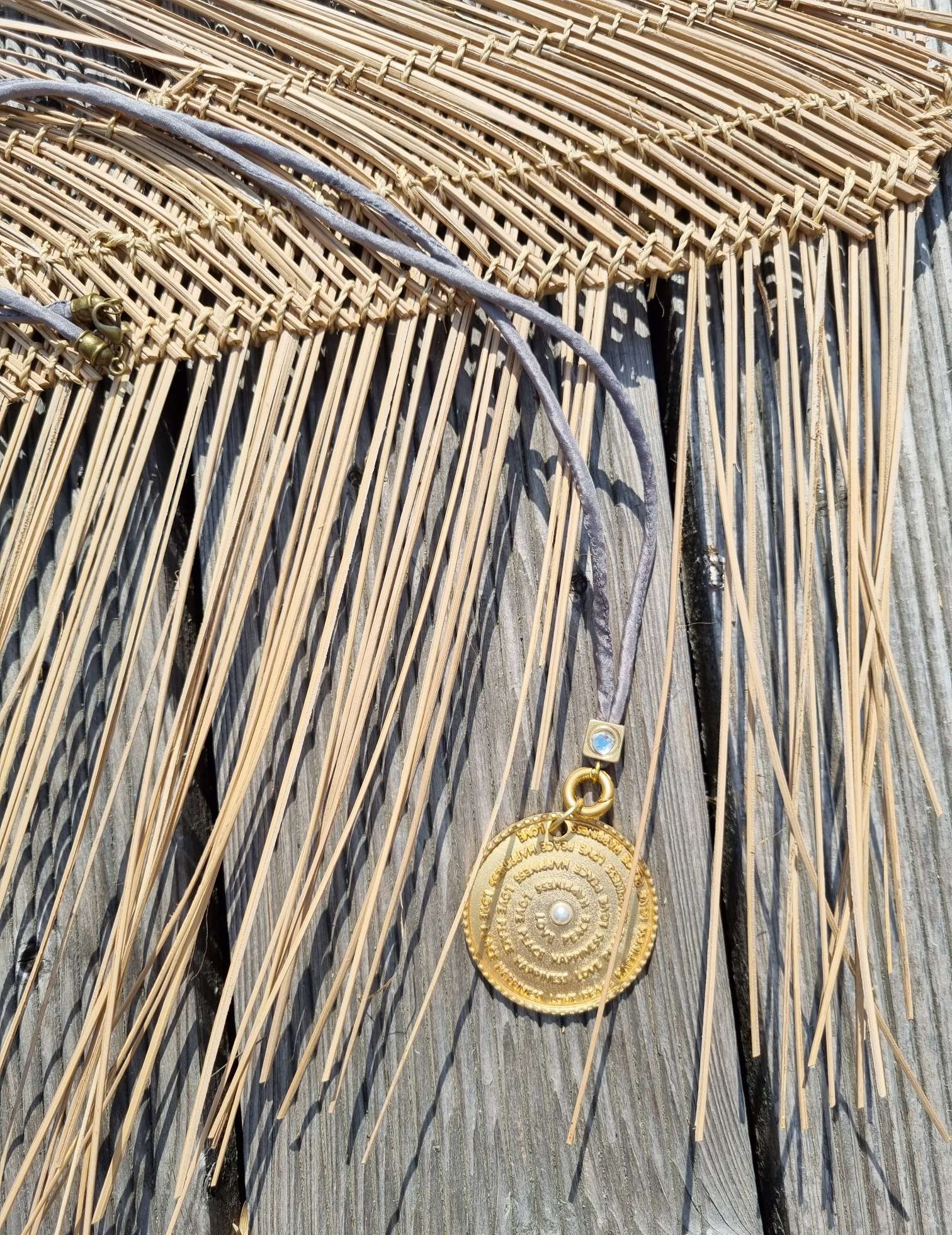 NECKLESS HAPPIENESS GREY lange Wechselkette Seide Goldfarben Halskette Kette Amueltt NECKLESS HAPPIENESS GREY lange Wechselkette Seide Goldfarben Halskette Kette Amueltt