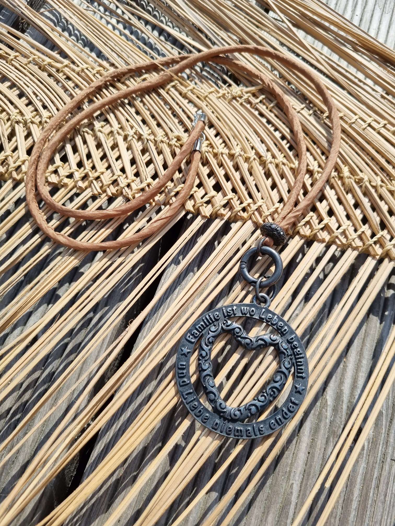 NECKLESS FAMILY BROWN lange Wechselkette Seide BLACK BEAUTY Halskette Kette Amueltt NECKLESS FAMILY BROWN lange Wechselkette Seide BLACK BEAUTY Halskette Kette Amueltt