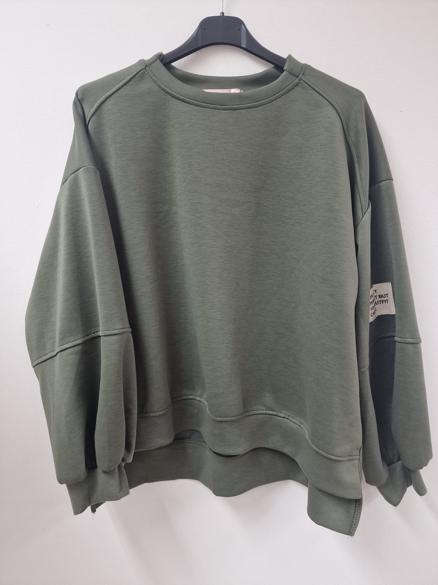 Butterstoff-Sweatshirt uni mit Statement-Patch – SW0094 Made in Italy Gr 34-42