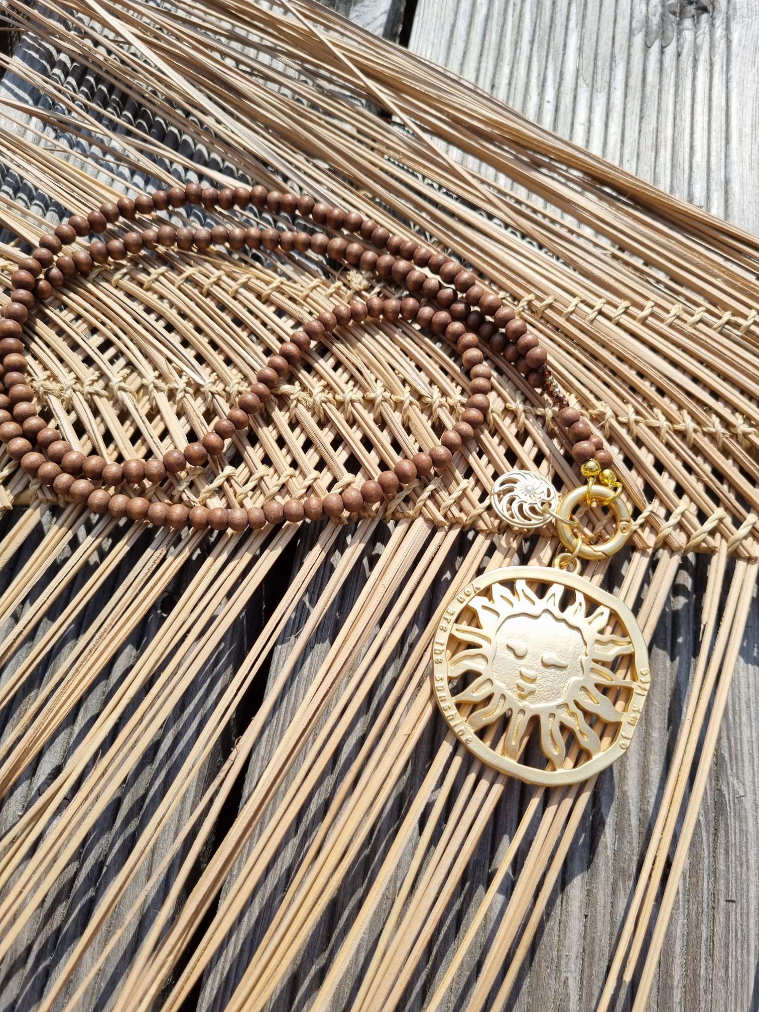 EXKLUSIVE LANGE KETTE SUNSHINE MILKY AKAZIENHOLZ PERLEN BRAUN goldfarbiger großer Anhänger EXKLUSIVE LANGE KETTE SUNSHINE MILKY AKAZIENHOLZ PERLEN BRAUN goldfarbiger großer Anhänger