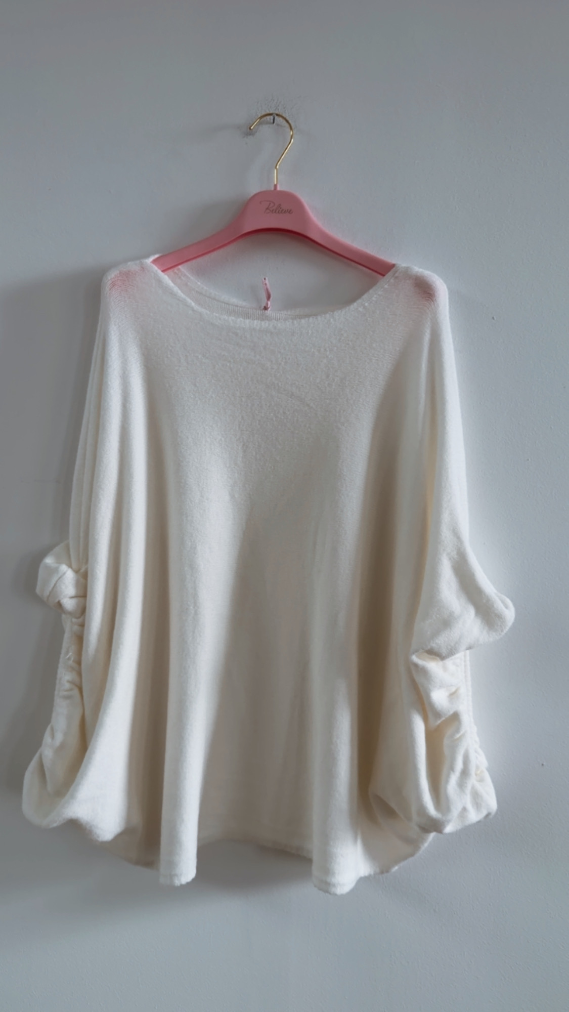 Oversize-Fledermaus-Strickpullover mit Viskose & raffiniertem Knopfdetail – Made in Italy | SJ0098