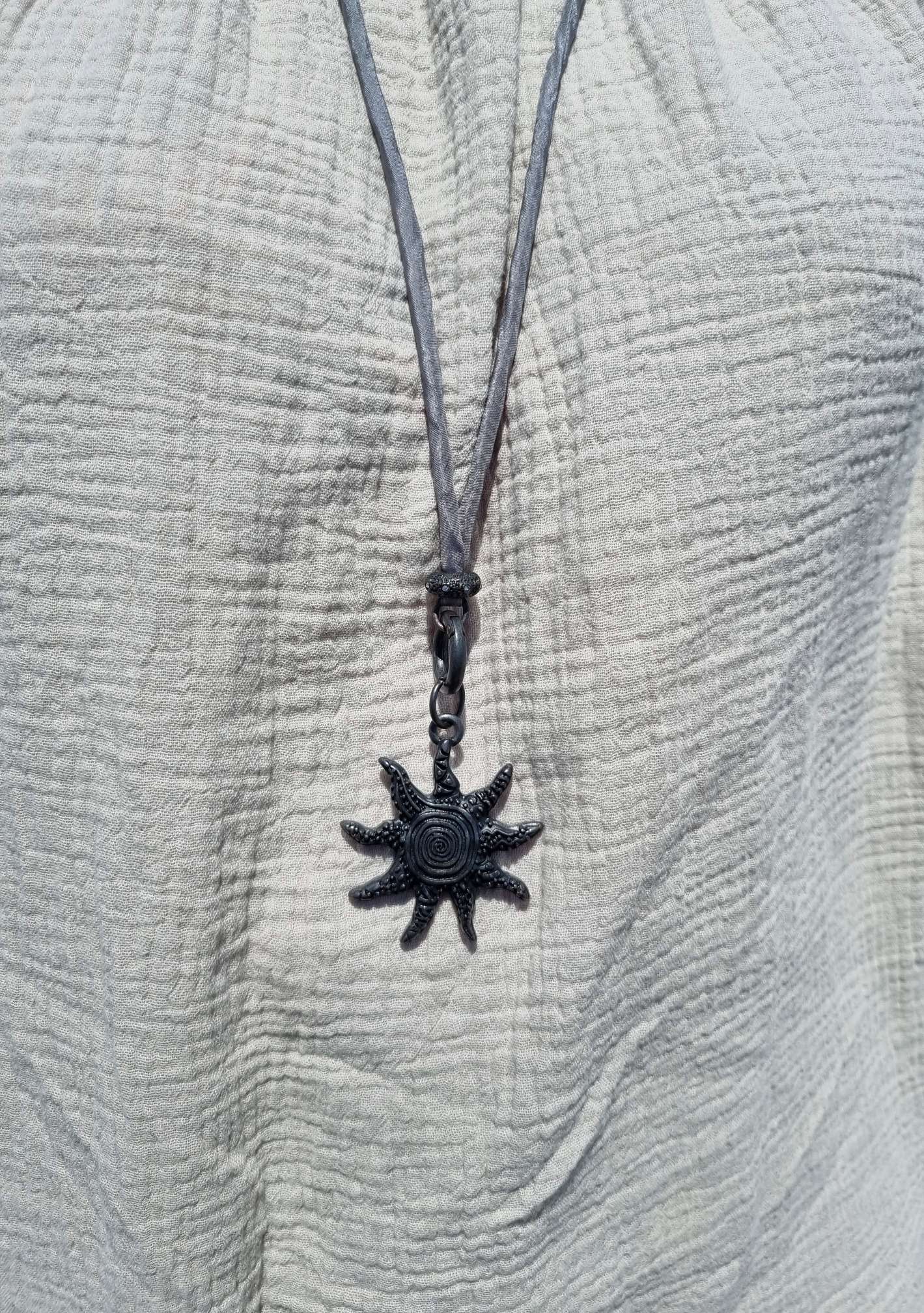 NECKLESS BLACK SUN BLACKBEAUTY Wechselkette GRAU Seide NECKLESS BLACK SUN BLACKBEAUTY Wechselkette GRAU Seide