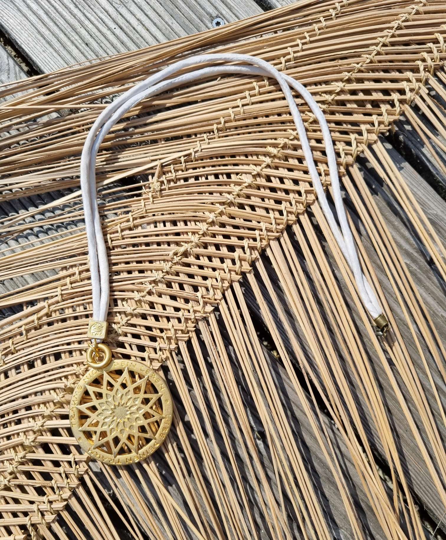NECKLESS TRÄUME NICHT DEIN LEBEN lange Wechselkette Platinum Farbe Seide Silberfarben Halskette Kette Amueltt NECKLESS TRÄUME NICHT DEIN LEBEN lange Wechselkette Platinum Farbe Seide Silberfarben Halskette Kette Amueltt