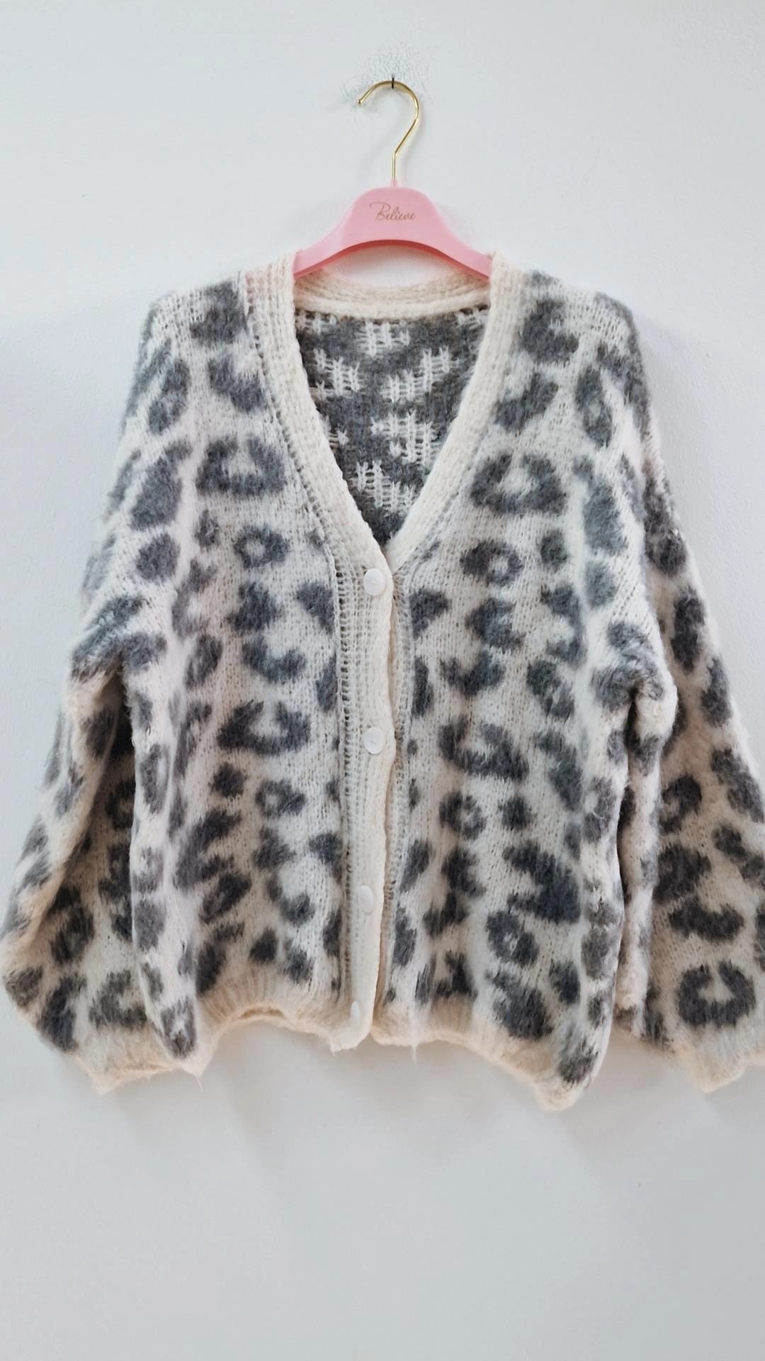 Strickjacke Leo mit Patch – Fashion Must-have SJ0194 I Made in Italy 34-42
