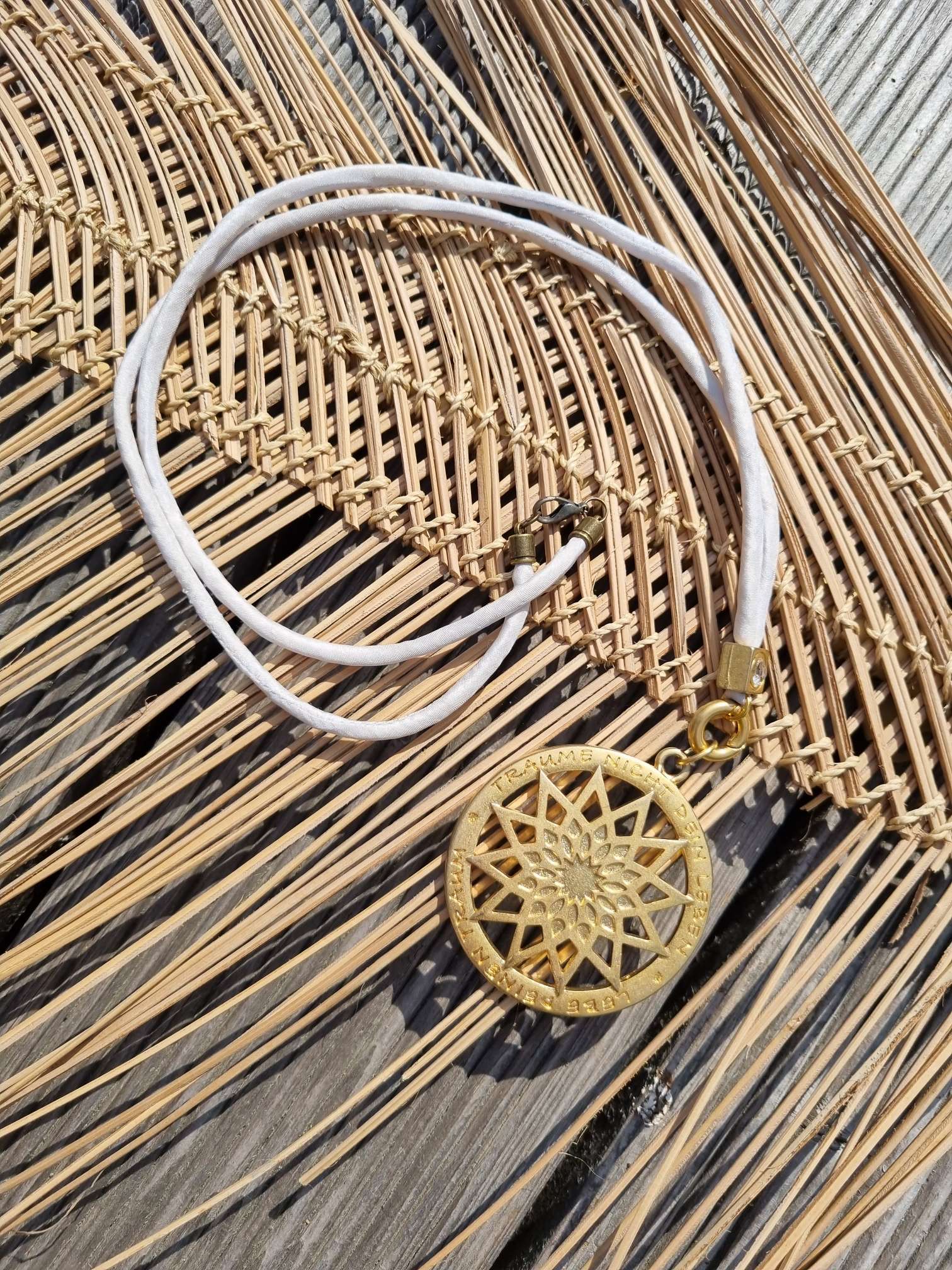 NECKLESS TRÄUME NICHT DEIN LEBEN lange Wechselkette Platinum Farbe Seide Silberfarben Halskette Kette Amueltt NECKLESS TRÄUME NICHT DEIN LEBEN lange Wechselkette Platinum Farbe Seide Silberfarben Halskette Kette Amueltt