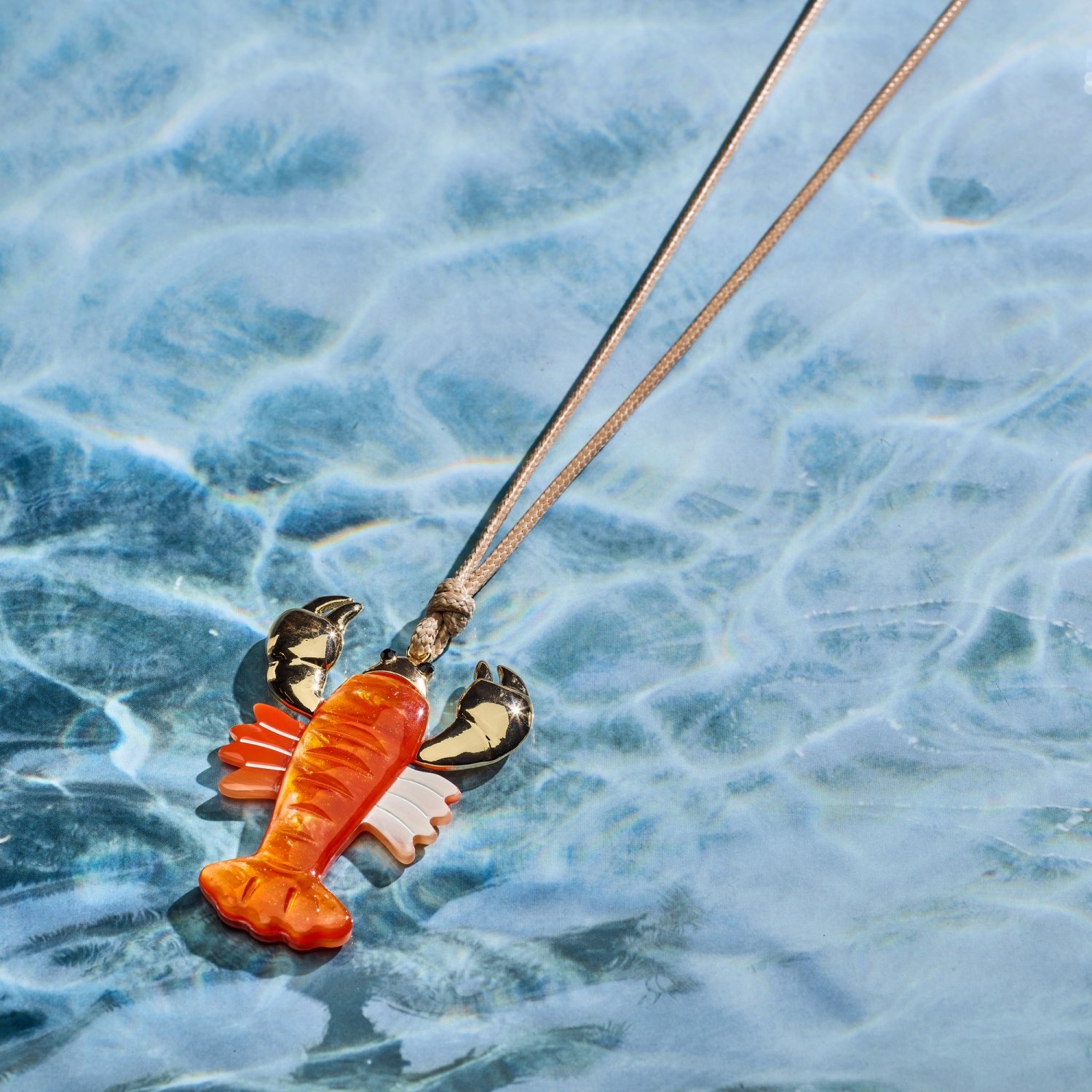 Lange Kette „Aragosta“ – Orange & goldfarbiger Anhänger