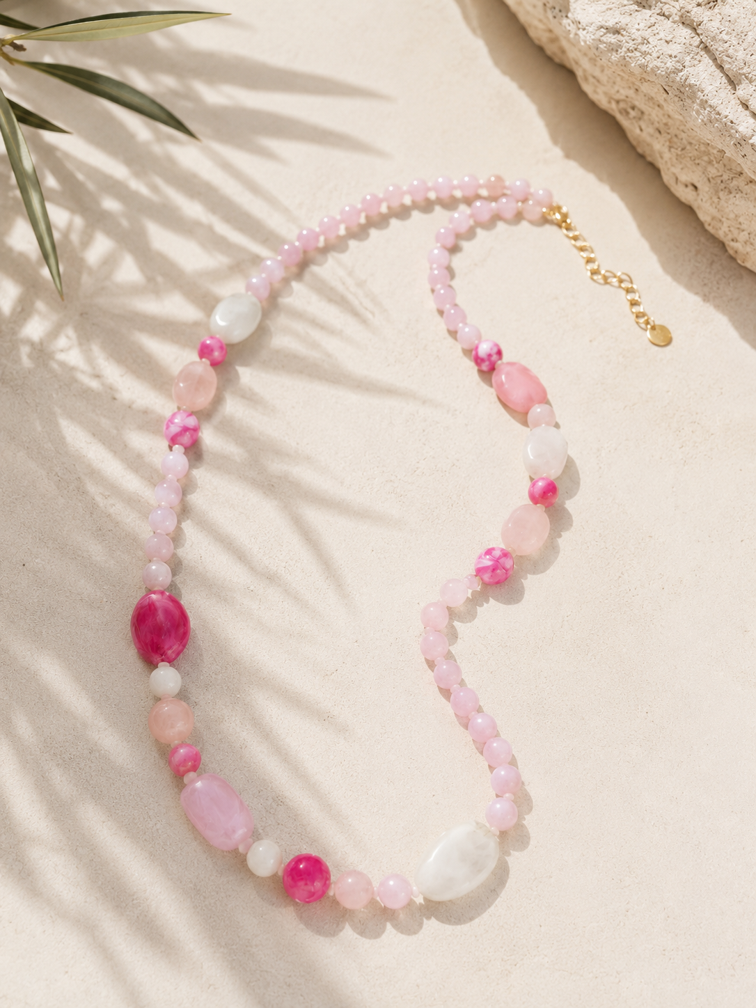 Solara – Bunte Sommerkette in Goldfarbig & Resin