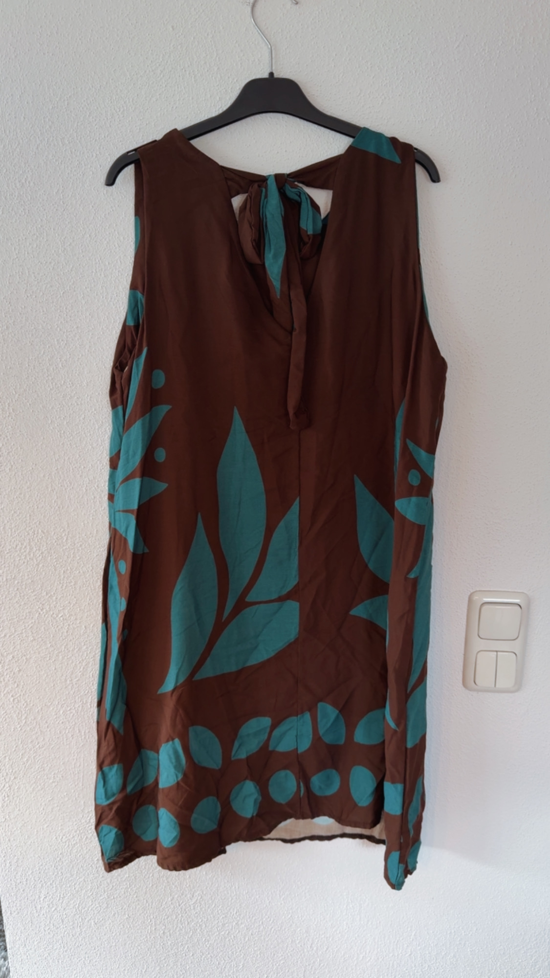 Viskosekleid Fiorina mit botanischem Print & Bindeschleife am Rücken – Made in Italy –  passend bis Größe 42