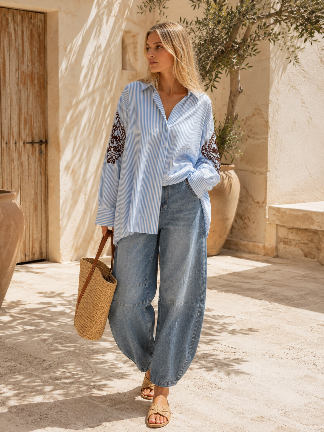 Oversize-Bluse Yvaine – Blau-weiß gestreift mit edler Ärmelstickerei | Made für stilvolle Everyday-Looks
