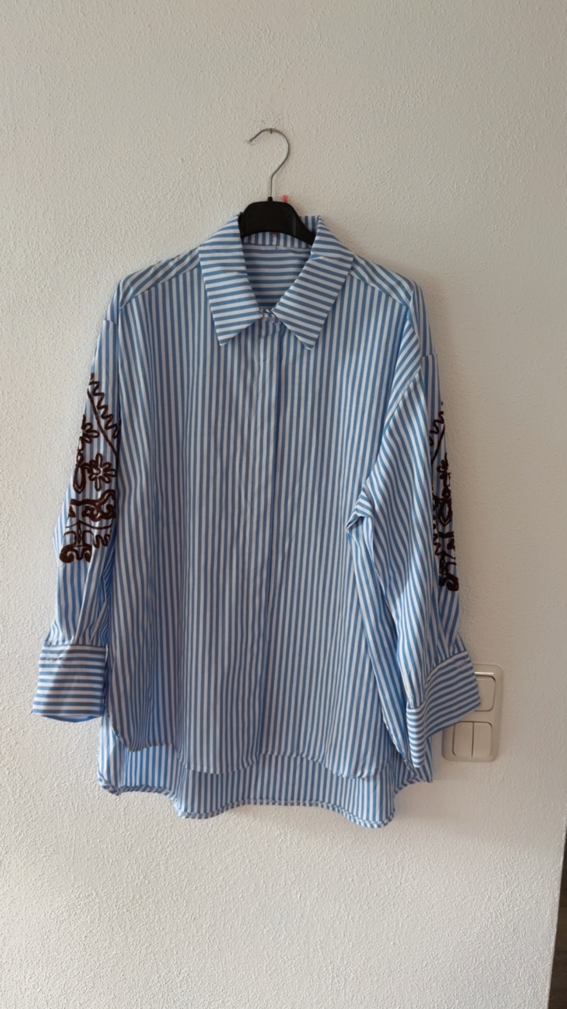Oversize-Bluse Yvaine – Blau-weiß gestreift mit edler Ärmelstickerei | Made für stilvolle Everyday-Looks