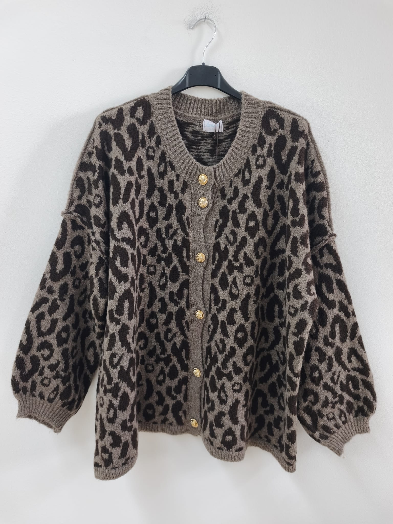 SJ0117 – Leo Strickjacke mit goldfarbenen Knöpfen I 36-46 I Made in Italy
