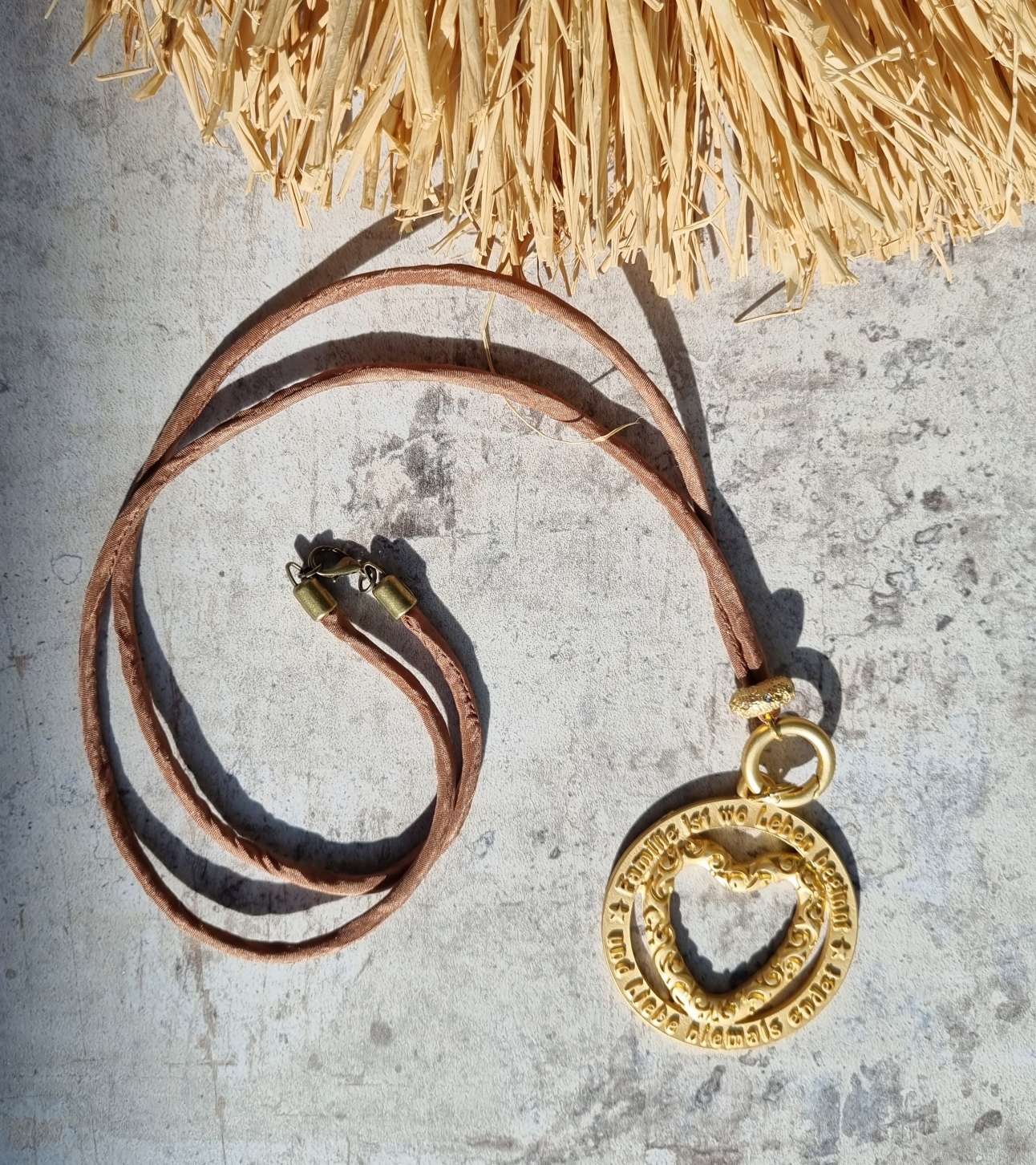 NECKLESS FAMILY GOLD SHINY lange Wechselkette Seide Goldfarbig Halskette Kette Amulett NECKLESS FAMILY GOLD SHINY lange Wechselkette Seide Goldfarbig Halskette Kette Amulett