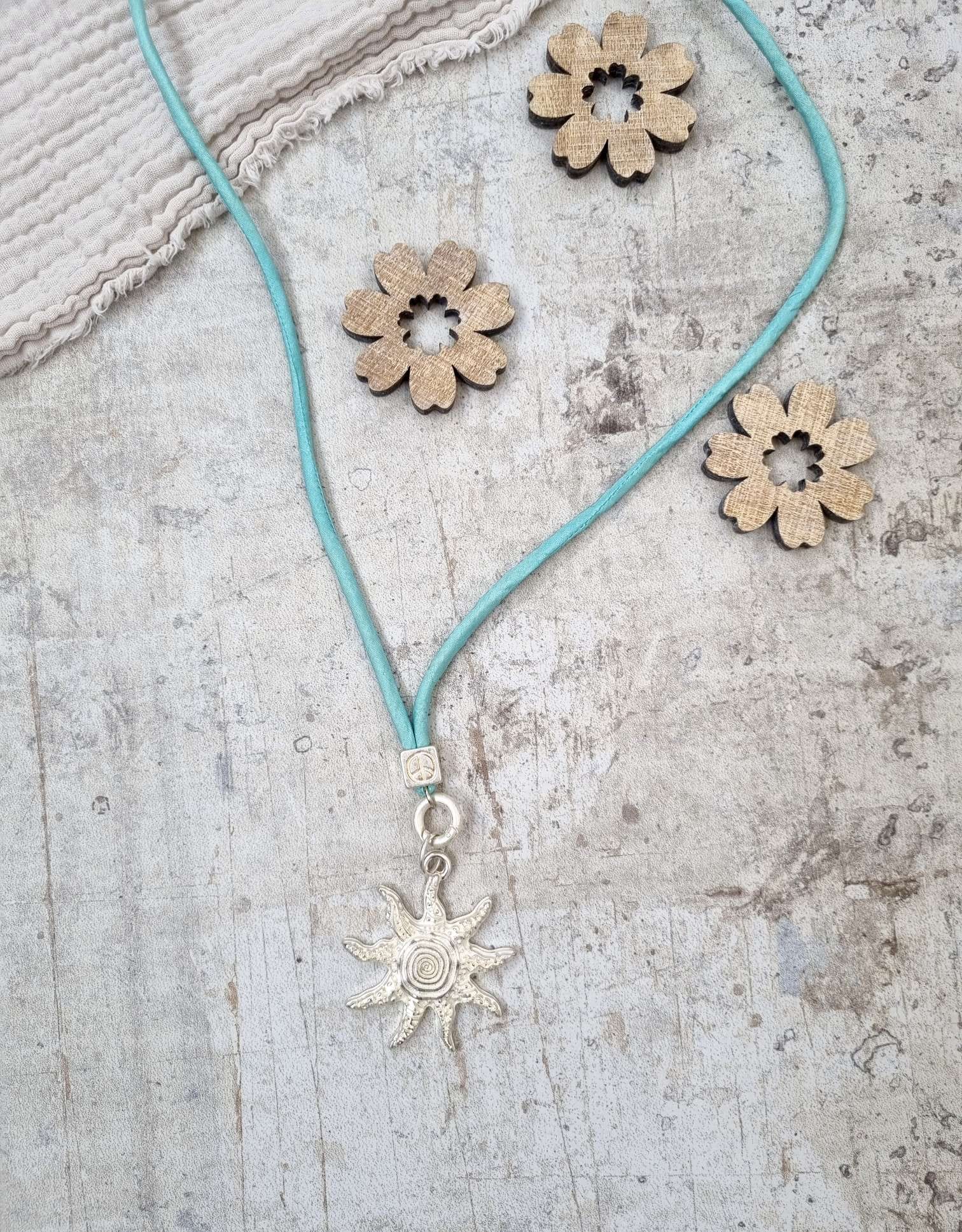 NECKLESS LOVE SUN lange Wechselkette Mintgrün Seide Silberfarben Halskette Kette Amueltt NECKLESS LOVE SUN lange Wechselkette Mintgrün Seide Silberfarben Halskette Kette Amueltt