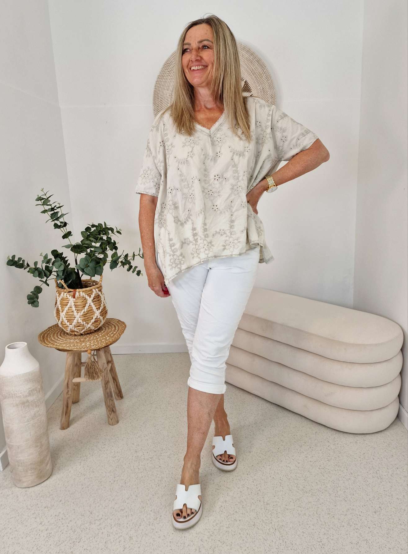 T-SHIRT AMALFI LOCHSTICKEREI BEIGE 34-42 Made in Italy Basic Kurzarm Shirt Oberteil T-SHIRT AMALFI LOCHSTICKEREI BEIGE 34-42 Made in Italy Basic Kurzarm Shirt Oberteil
