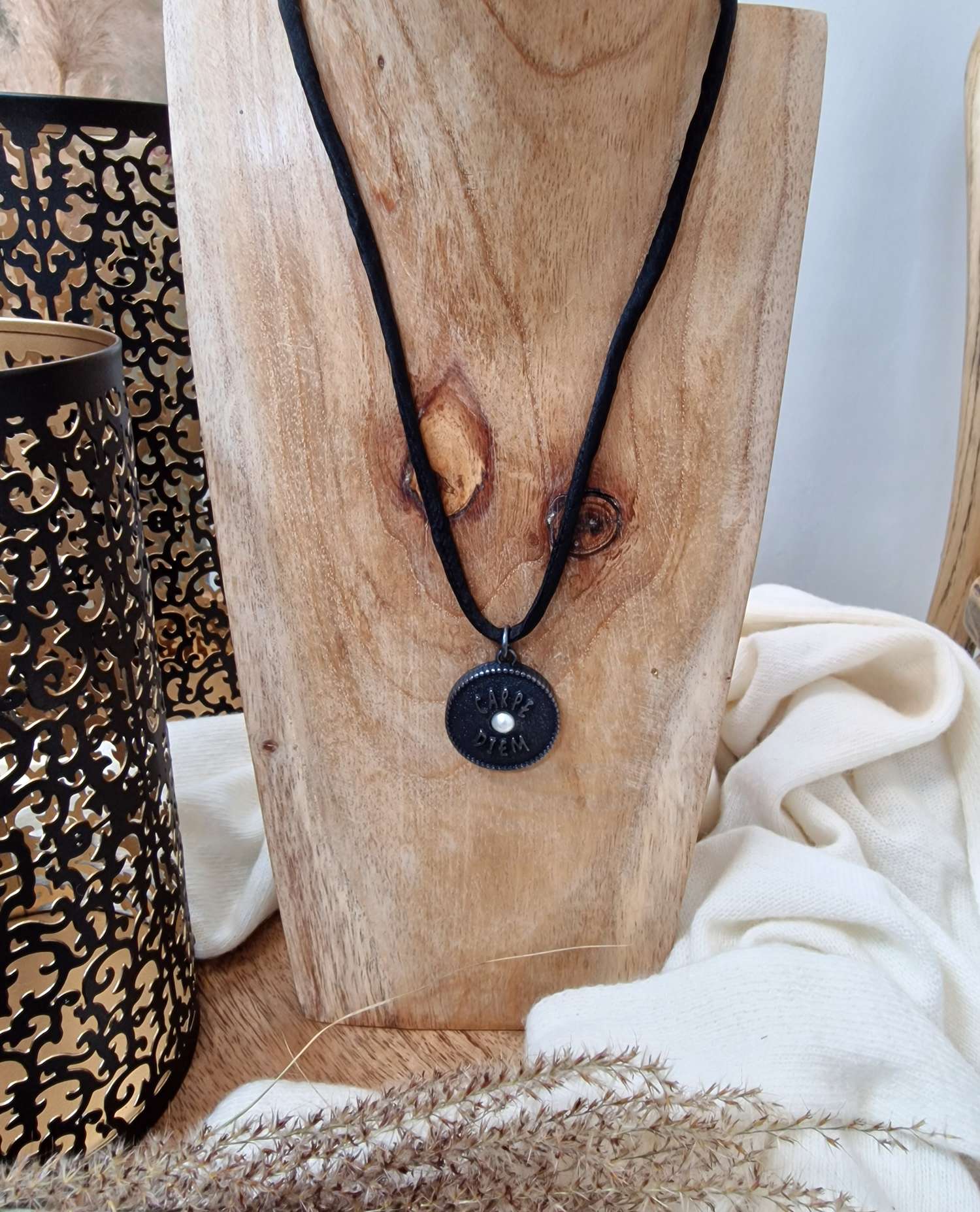 NECKLACE CARPE DIEM BLACK BEAUTY kurze Kette Seide SCHWARZ Amulett 
