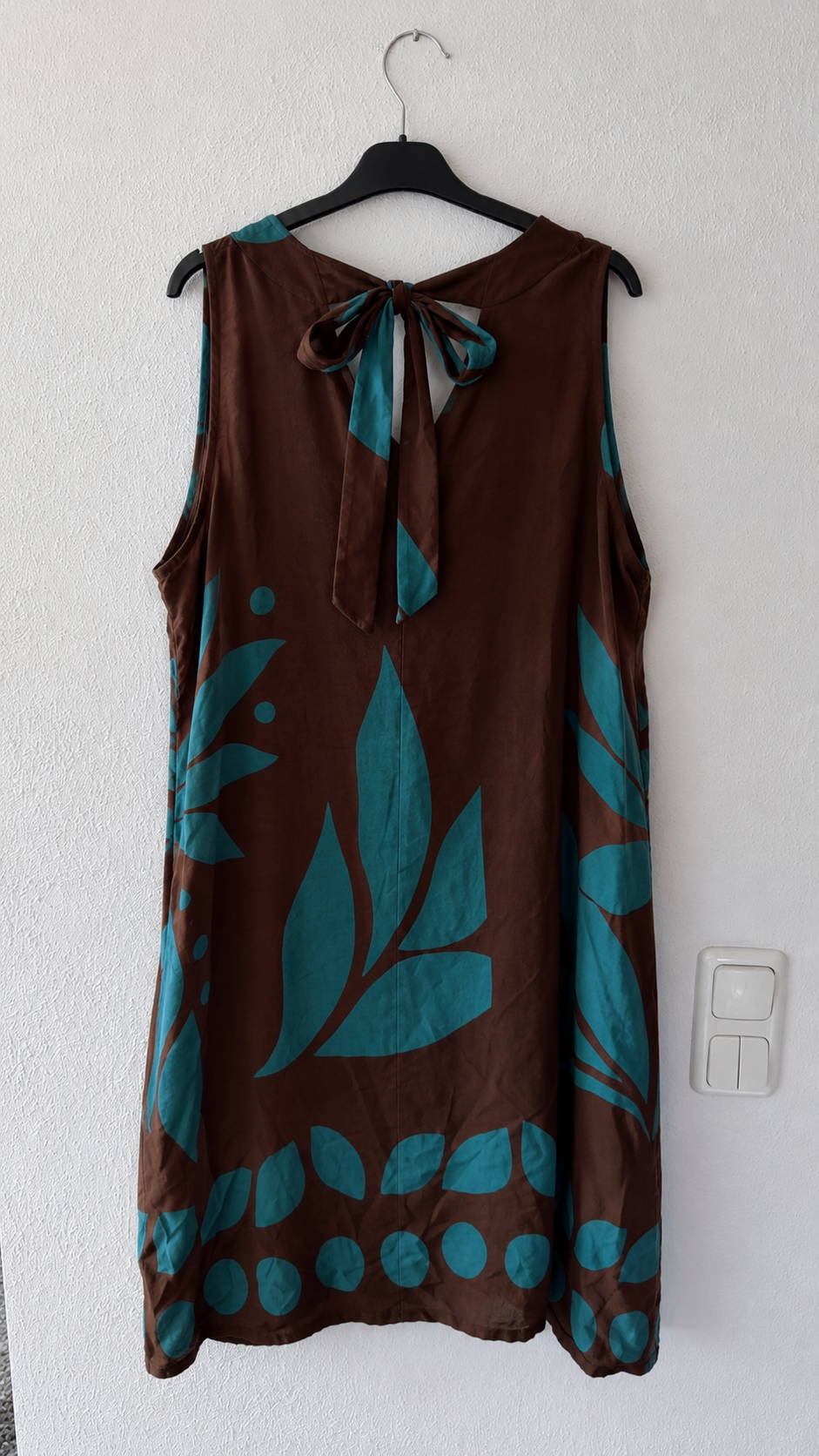 Viskosekleid Fiorina mit botanischem Print & Bindeschleife am Rücken – Made in Italy –  passend bis Größe 42