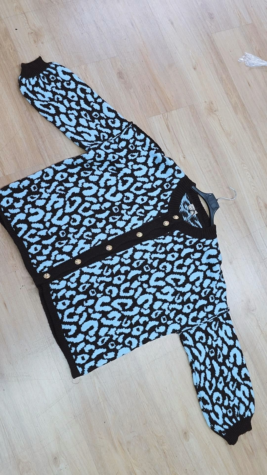 SJ0117 – Leo Strickjacke mit goldfarbenen Knöpfen I 36-46 I Made in Italy