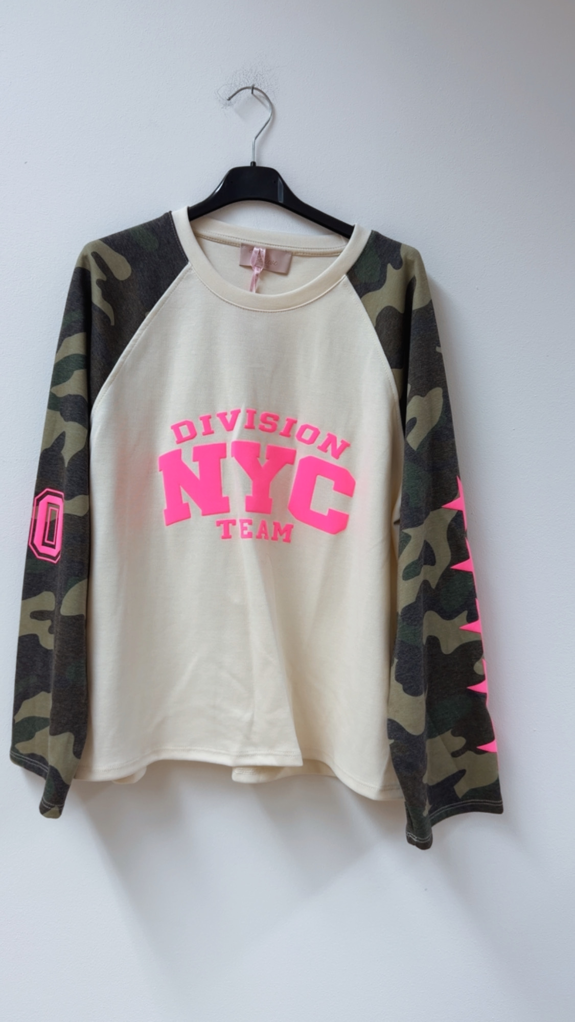SW0115 – Statement-Shirt mit Camouflage & Neon-Details Gr. 34-42/44
