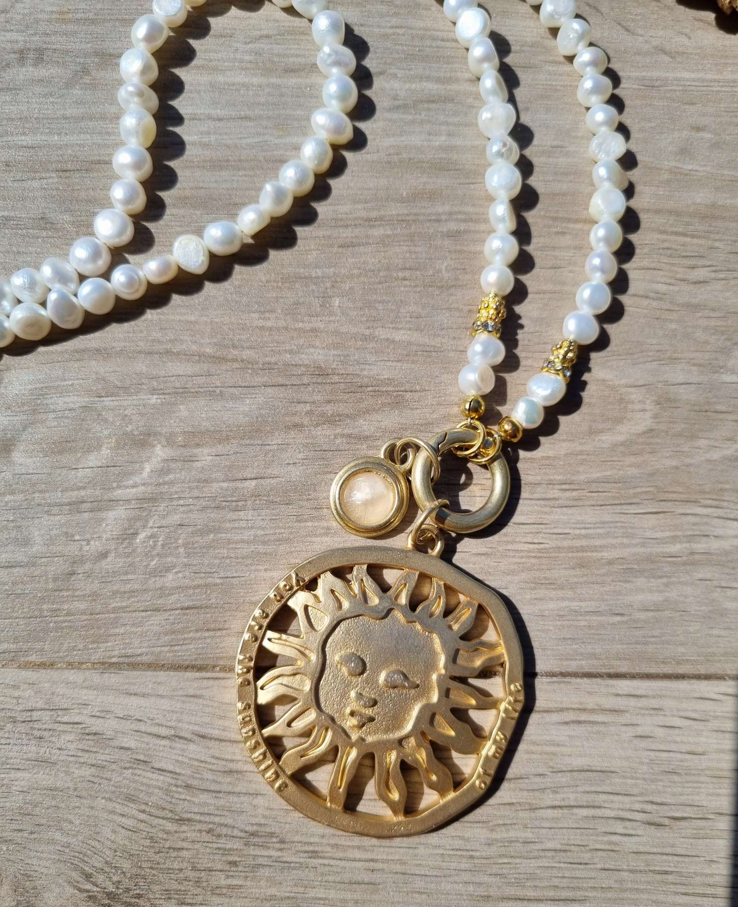 EXKLUSIVE LANGE KETTE HAWAII SONNE GOLD Süßwasserperlen goldfarbiger großer Anhänger EXKLUSIVE LANGE KETTE HAWAII SONNE GOLD Süßwasserperlen goldfarbiger großer Anhänger