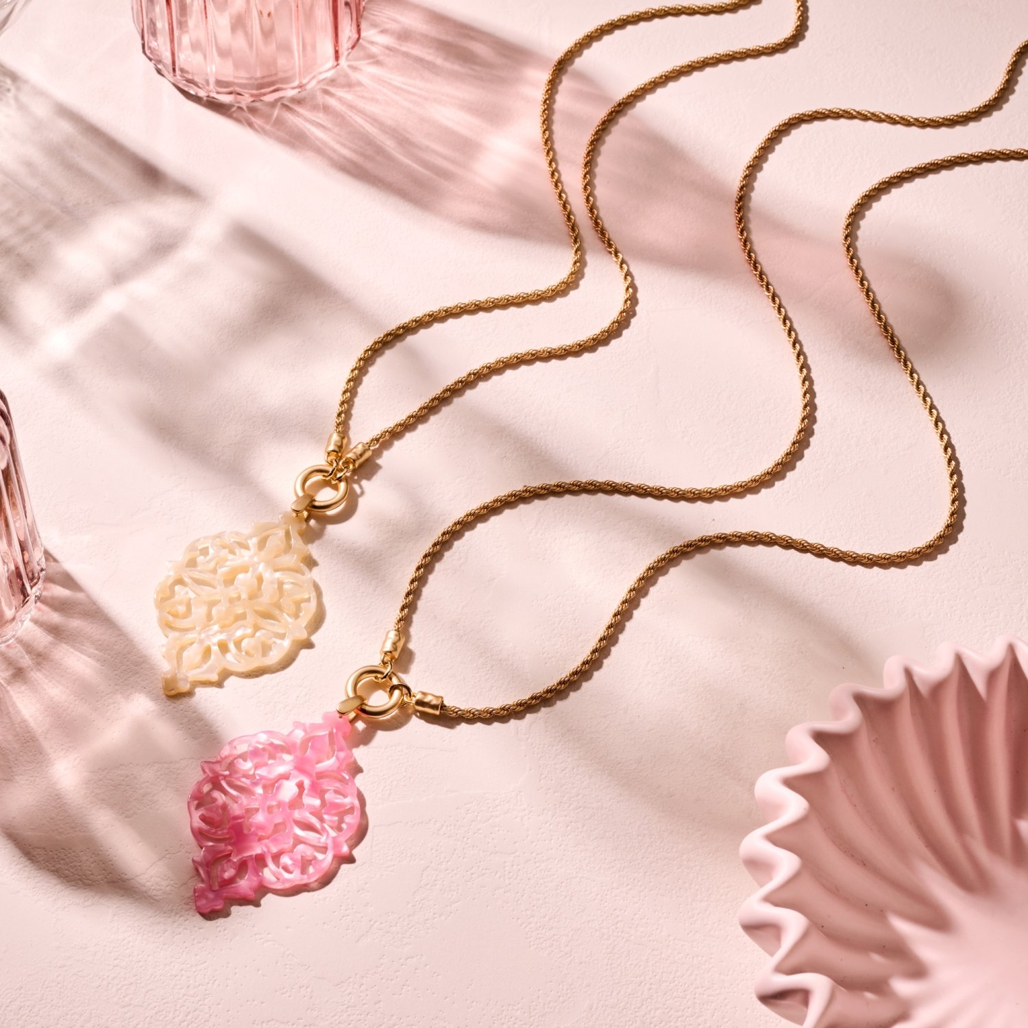 Lange Kette „Rosalia“ – filigraner Anhänger in Goldoptik