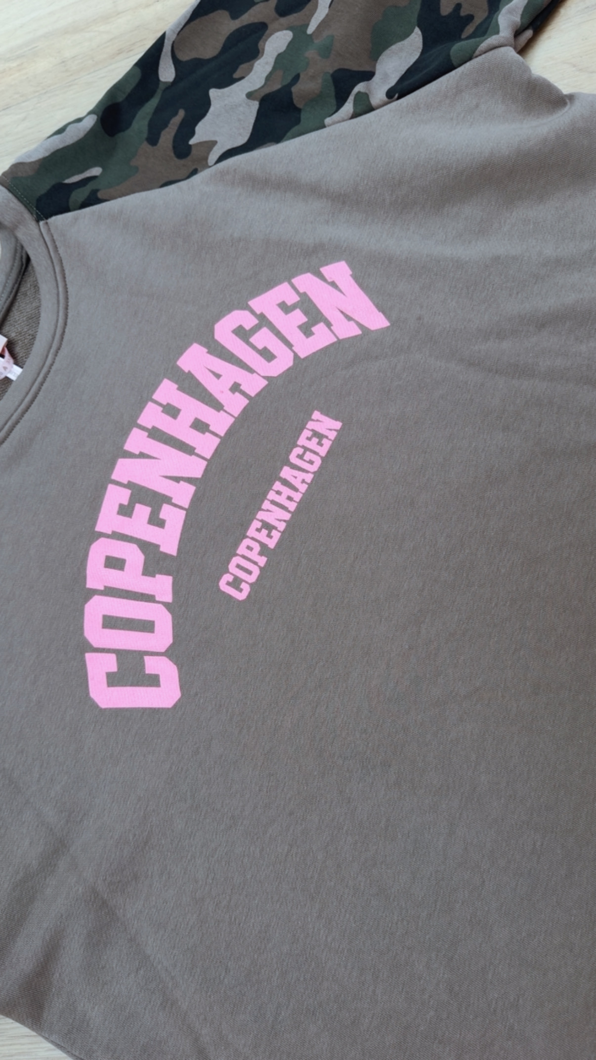 Sweatshirt Copenhagen mit Camouflage-Ärmeln SW0176 I Made in Italy 34-40/42