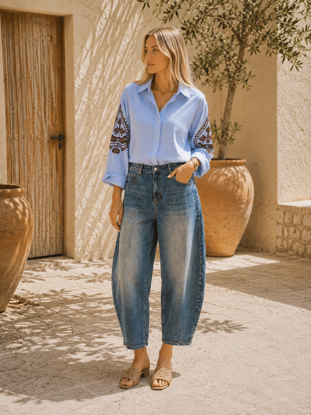 Oversize-Bluse Angelina mit feiner Stickerei – Hellblau gestreift mit edler Ärmelstickerei | Made für stilvolle Everyday-Looks