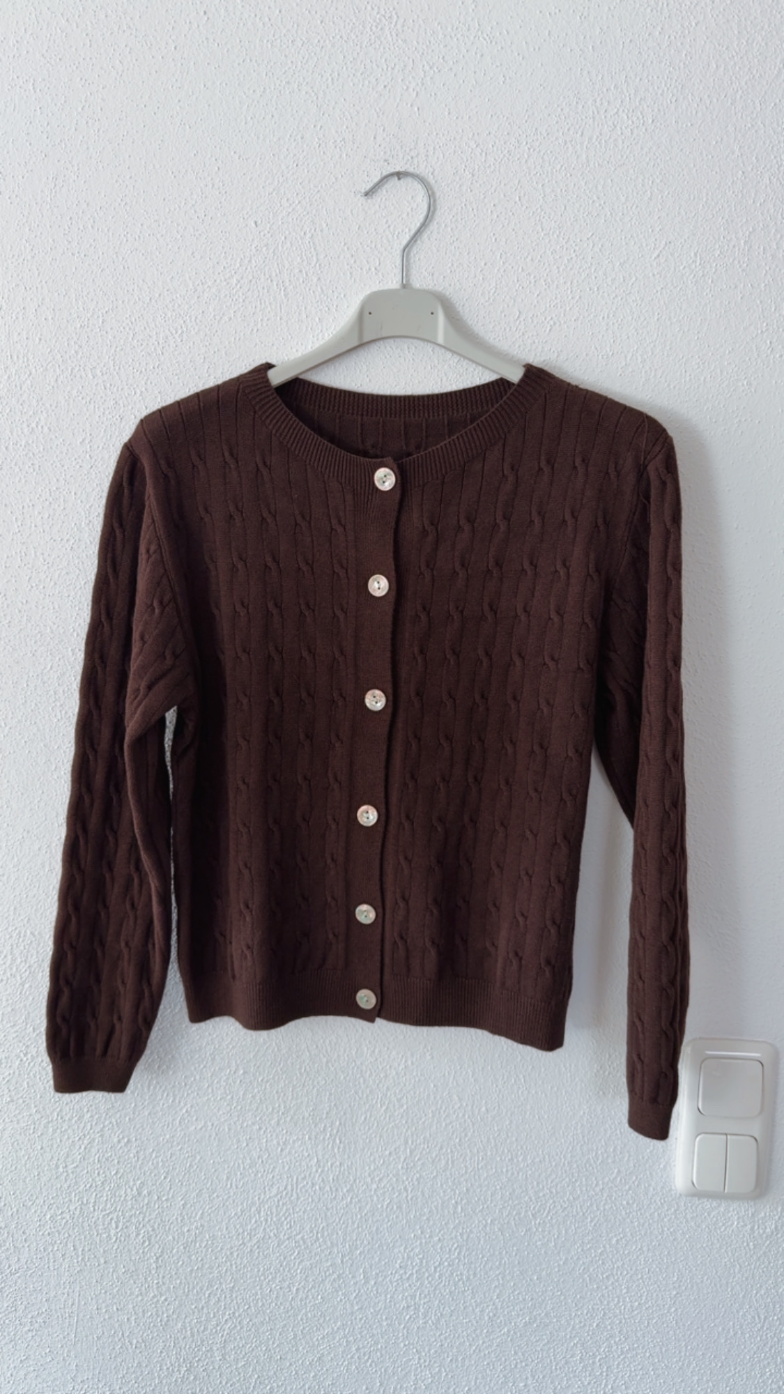 Strickjacke Freya mit feinem Zopfmuster – Made in Italy – passend bis gute Größe 40
