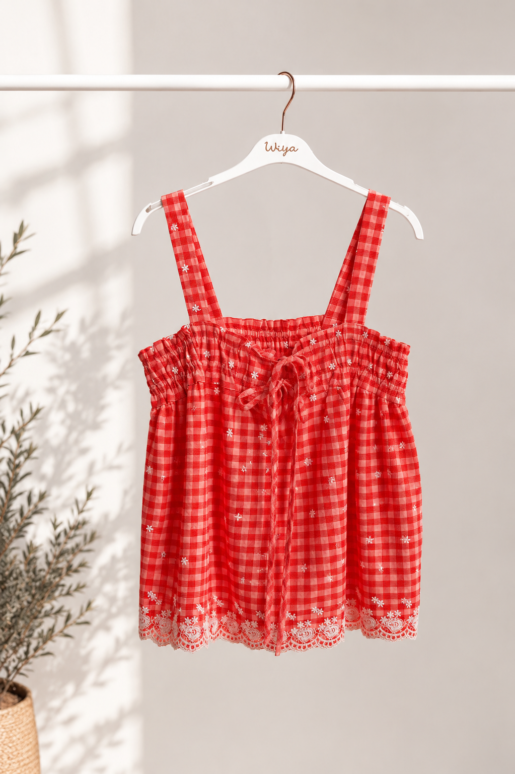 Top „Flora Belle“ – Romantisches Karo-Top mit Blütenstickerei | Passend bis ca. Größe 42