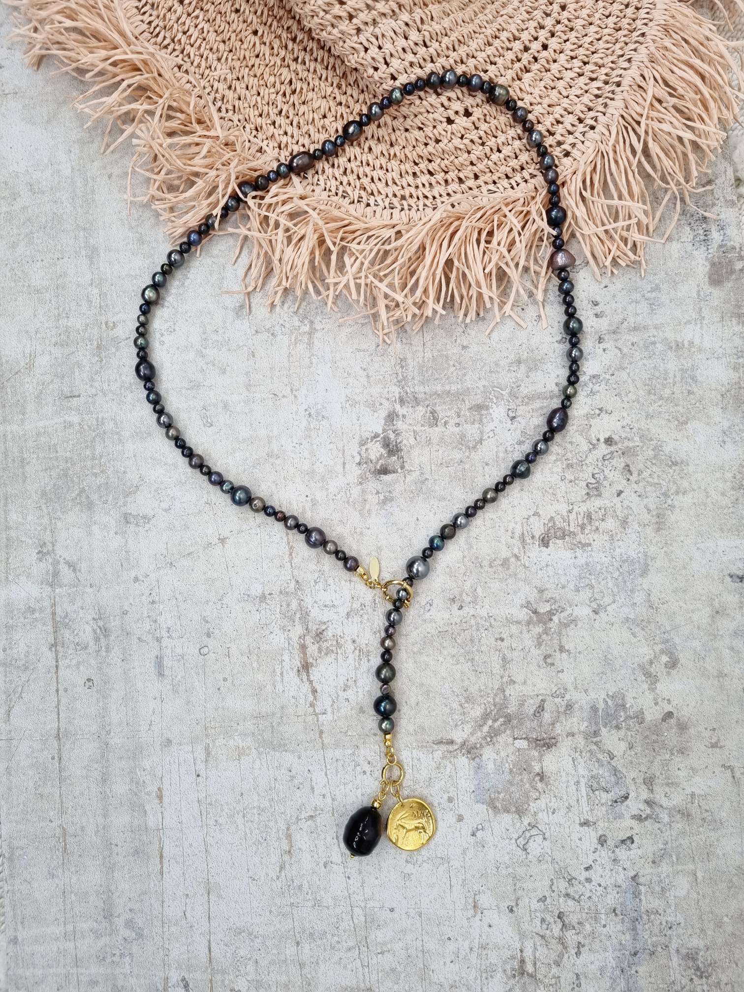 NECKLESS BLACK PEARL LOVE Zuchtperlen Halskette schwarz großer Muschelkern Tropfen vergoldeter Münze NECKLESS BLACK PEARL LOVE Zuchtperlen Halskette schwarz großer Muschelkern Tropfen vergoldeter Münze