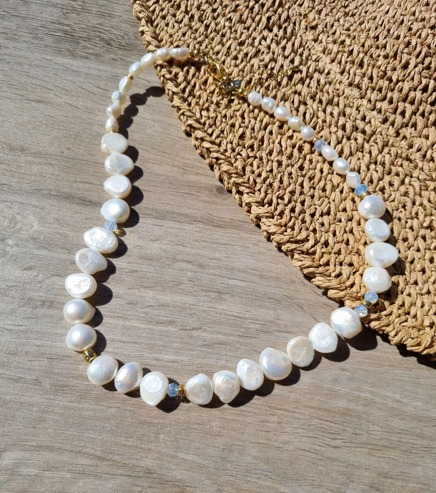 PEARL NECKLESS JIDA Große Barockperlen Halskette mit vergoldeten Elementen PEARL NECKLESS JIDA Große Barockperlen Halskette mit vergoldeten Elementen