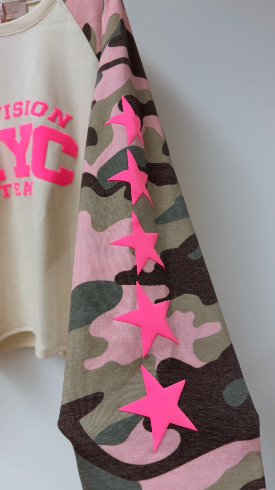 SW0115 – Statement-Shirt mit Camouflage & Neon-Details Gr. 34-42/44