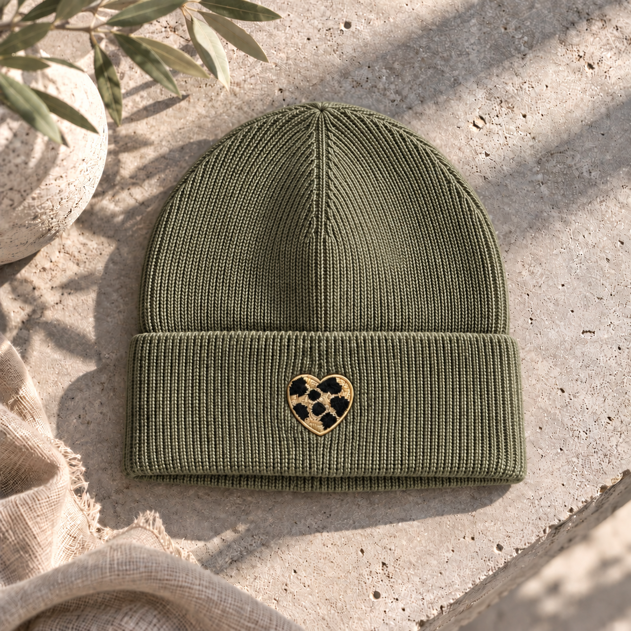 Mütze „Leo Heart“ – dein stylisches Cozy 🤎