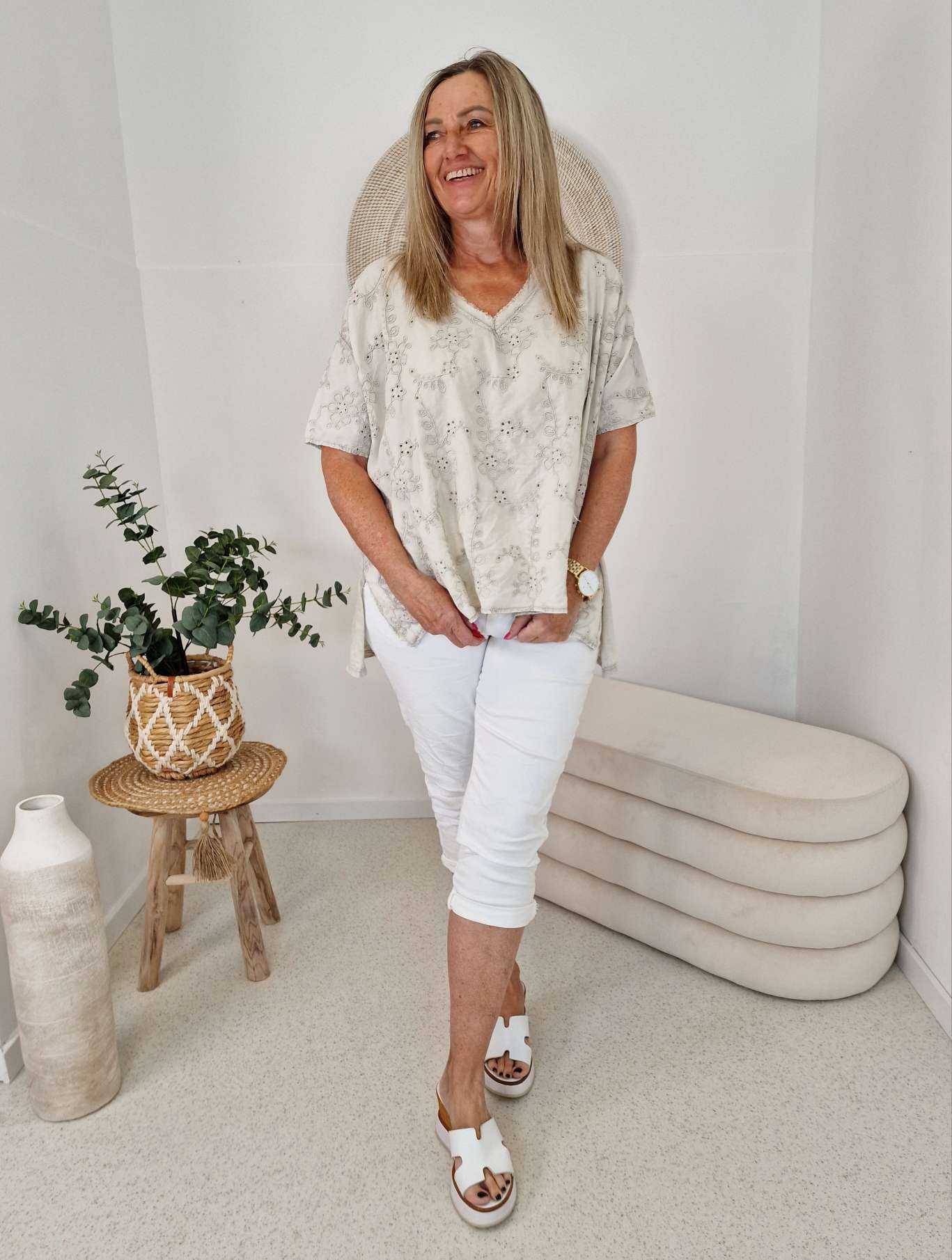 T-SHIRT AMALFI LOCHSTICKEREI BEIGE 34-42 Made in Italy Basic Kurzarm Shirt Oberteil T-SHIRT AMALFI LOCHSTICKEREI BEIGE 34-42 Made in Italy Basic Kurzarm Shirt Oberteil