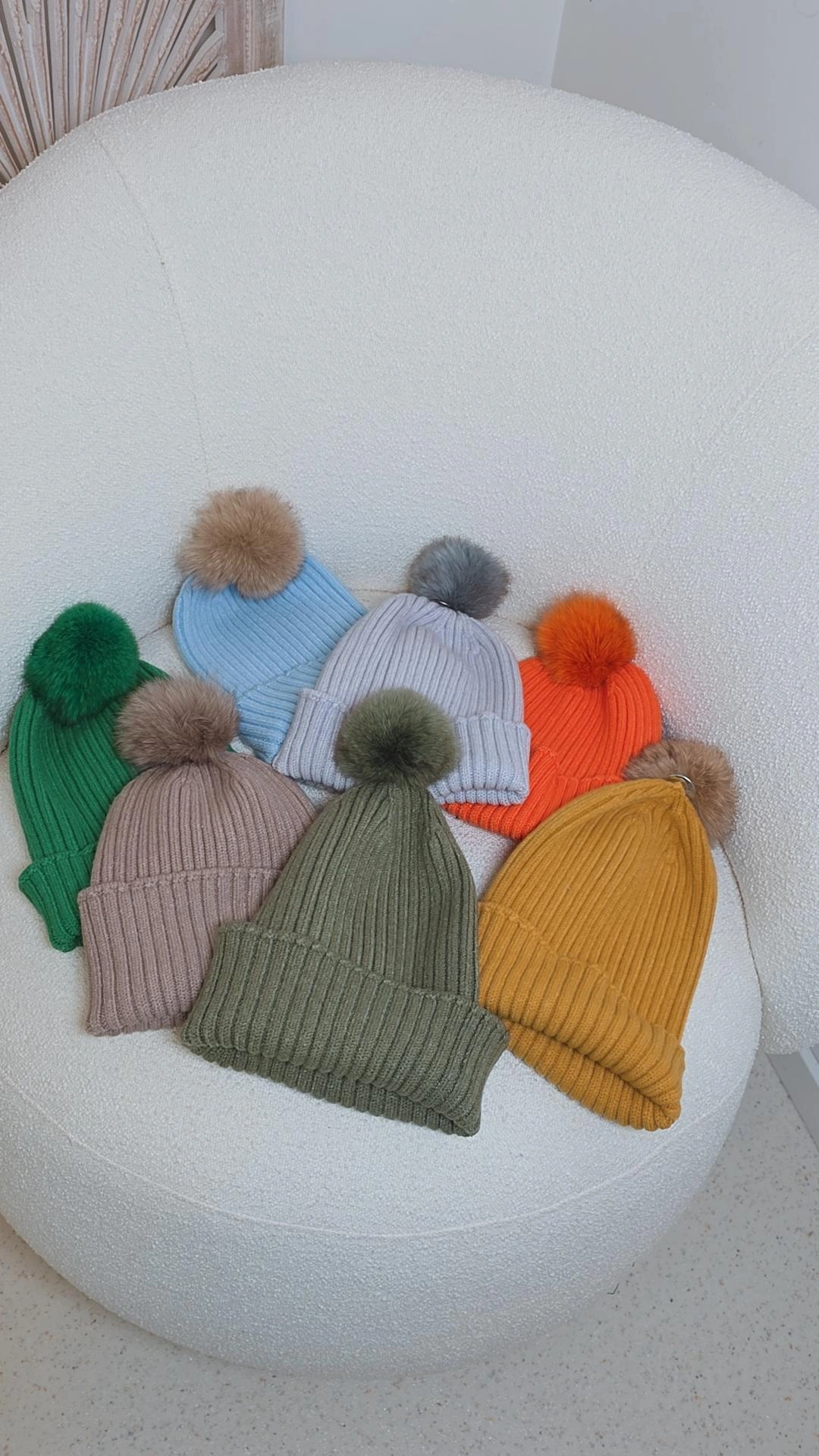 EINZELSTÜCK MÜTZE mit abnehmbarer Bommel Made in Italy