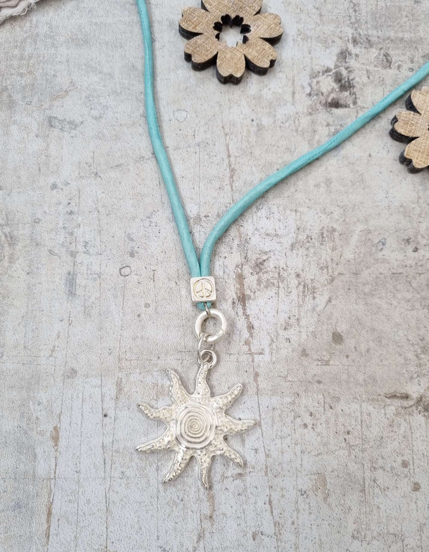 NECKLESS LOVE SUN lange Wechselkette Mintgrün Seide Silberfarben Halskette Kette Amueltt NECKLESS LOVE SUN lange Wechselkette Mintgrün Seide Silberfarben Halskette Kette Amueltt