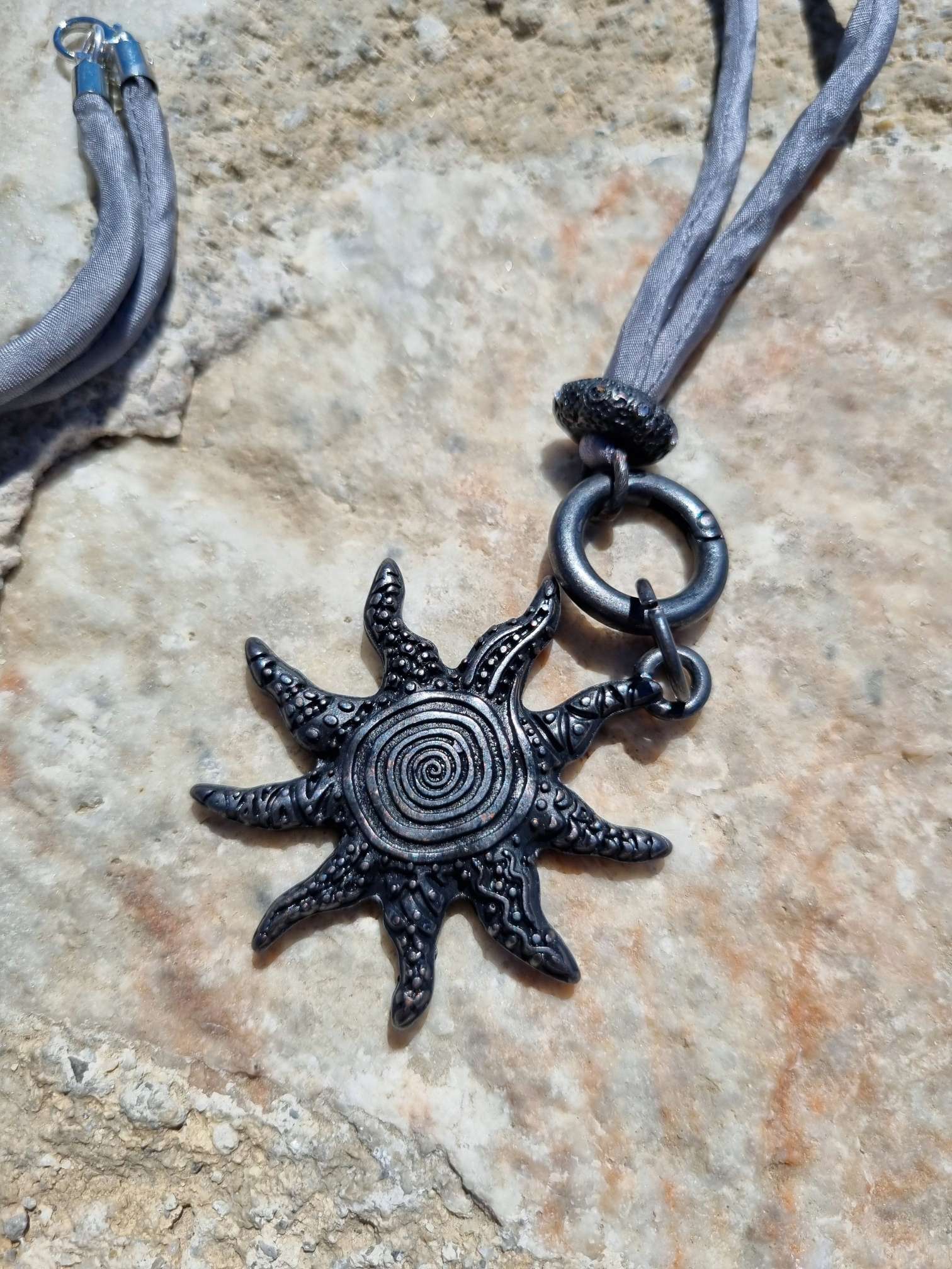 NECKLESS BLACK SUN BLACKBEAUTY Wechselkette GRAU Seide NECKLESS BLACK SUN BLACKBEAUTY Wechselkette GRAU Seide