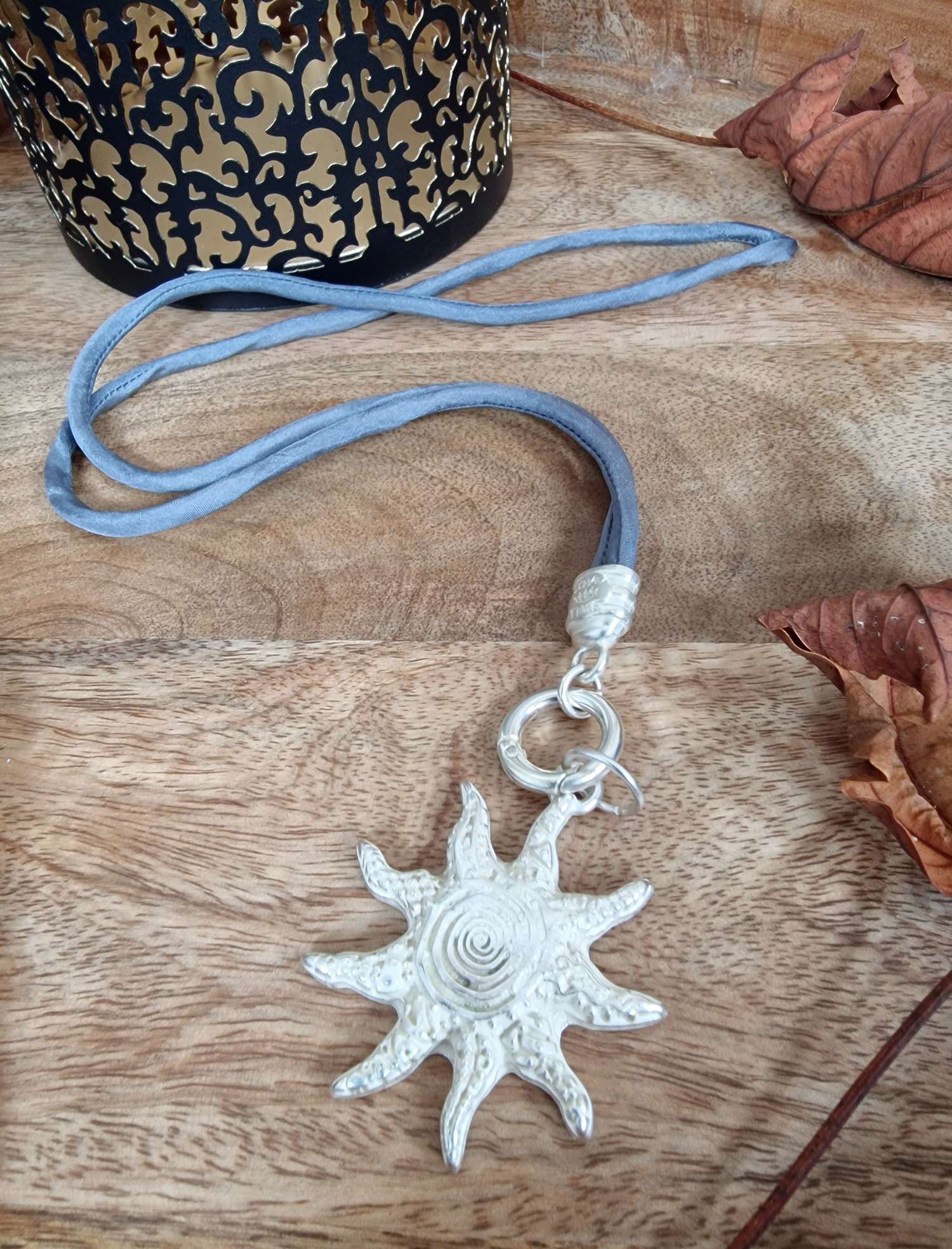 NECKLESS SILVER SUN SILK Wechselkette GRAU Seide Lange Kette mit Anhänger NECKLESS SILVER SUN SILK Wechselkette GRAU Seide Lange Kette mit Anhänger