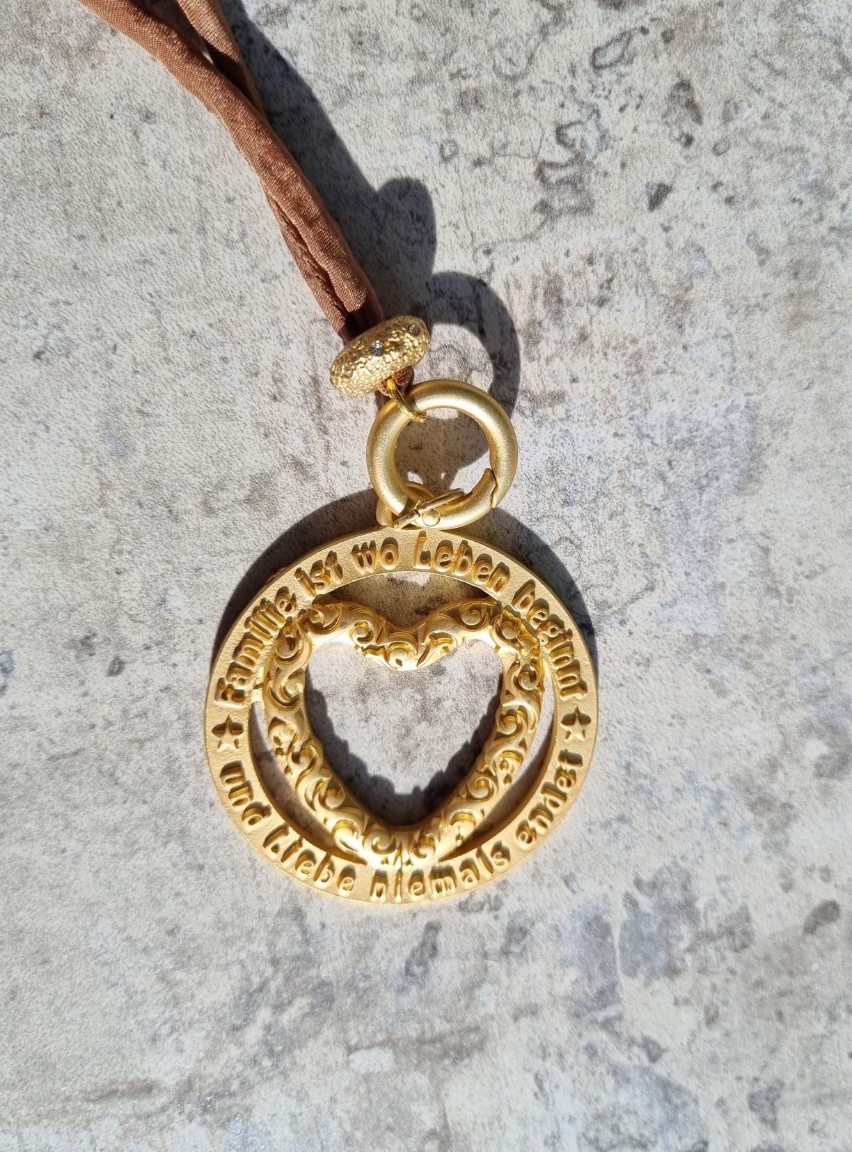 NECKLESS FAMILY GOLD SHINY lange Wechselkette Seide Goldfarbig Halskette Kette Amulett NECKLESS FAMILY GOLD SHINY lange Wechselkette Seide Goldfarbig Halskette Kette Amulett