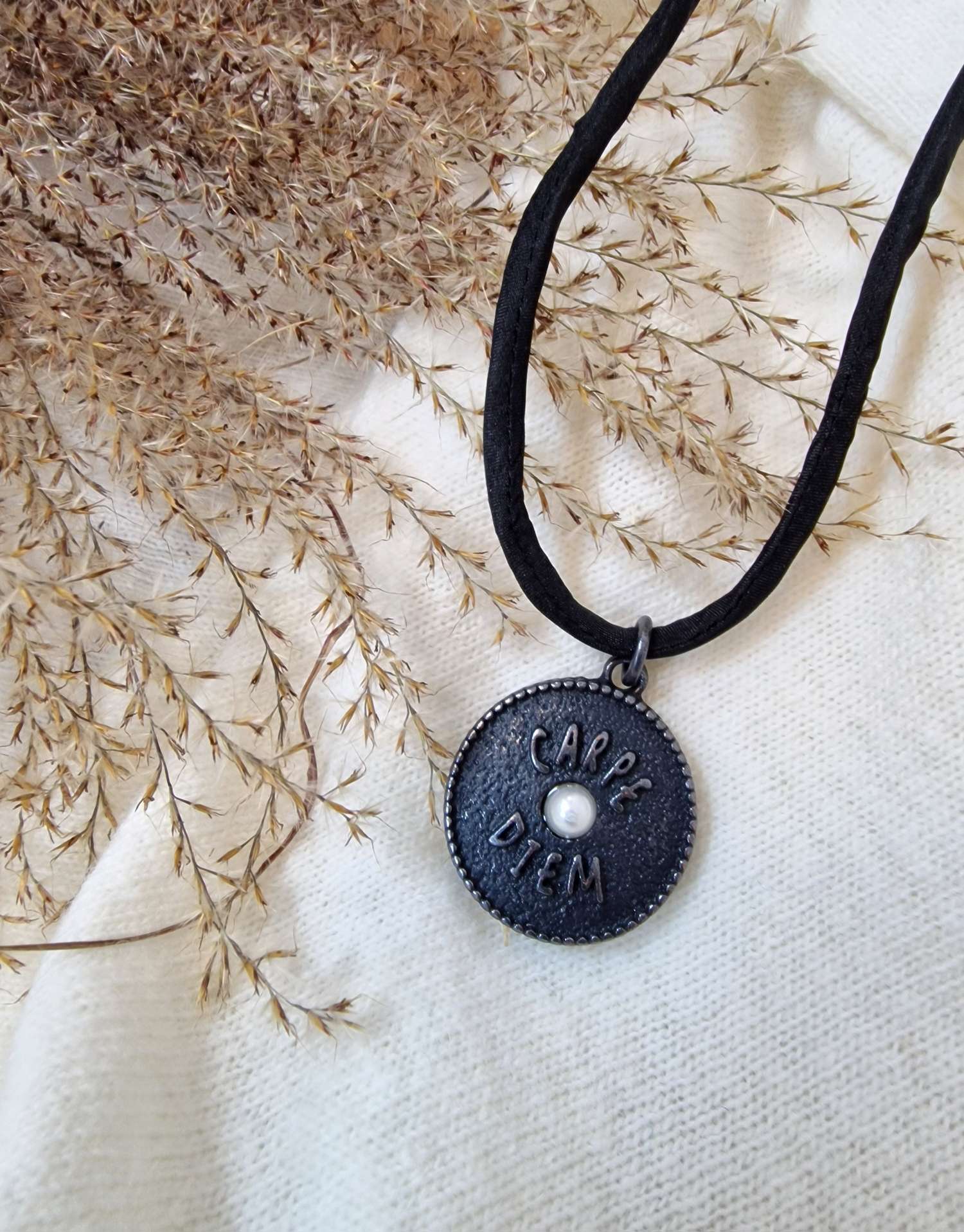 NECKLACE CARPE DIEM BLACK BEAUTY kurze Kette Seide SCHWARZ Amulett 