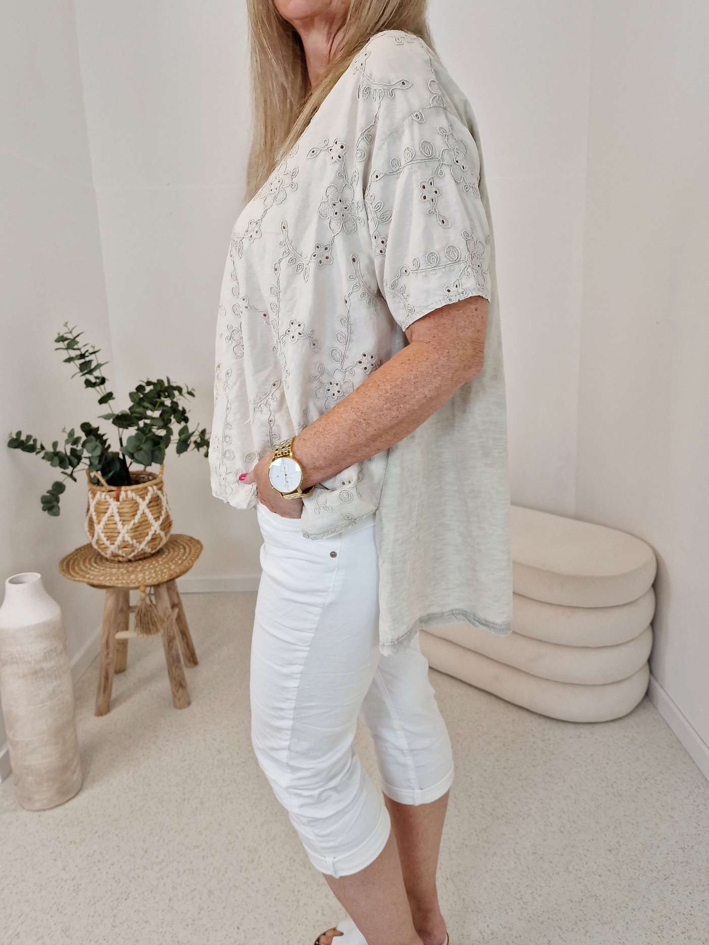 T-SHIRT AMALFI LOCHSTICKEREI BEIGE 34-42 Made in Italy Basic Kurzarm Shirt Oberteil T-SHIRT AMALFI LOCHSTICKEREI BEIGE 34-42 Made in Italy Basic Kurzarm Shirt Oberteil