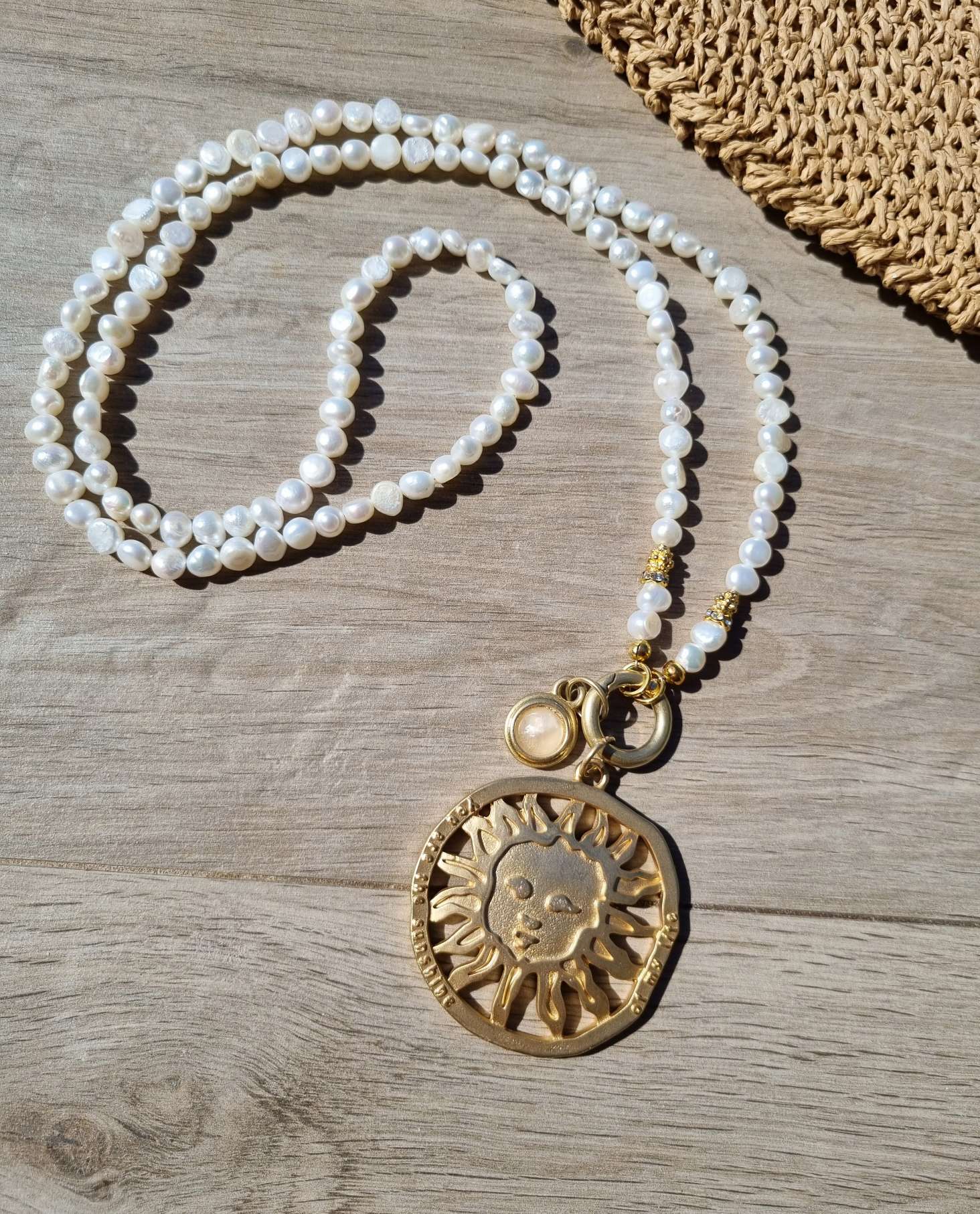 EXKLUSIVE LANGE KETTE HAWAII SONNE GOLD Süßwasserperlen goldfarbiger großer Anhänger EXKLUSIVE LANGE KETTE HAWAII SONNE GOLD Süßwasserperlen goldfarbiger großer Anhänger