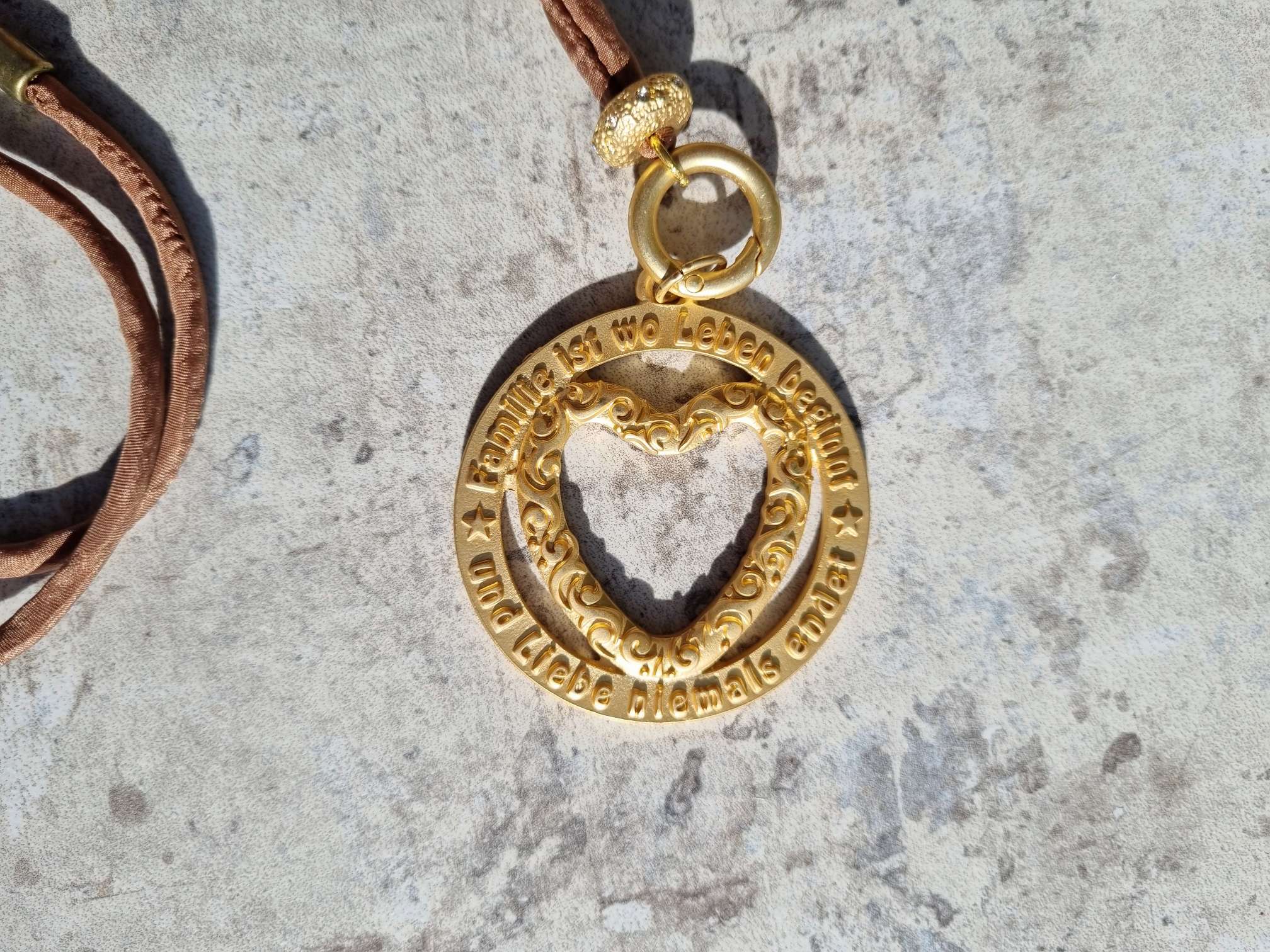 NECKLESS FAMILY GOLD SHINY lange Wechselkette Seide Goldfarbig Halskette Kette Amulett NECKLESS FAMILY GOLD SHINY lange Wechselkette Seide Goldfarbig Halskette Kette Amulett