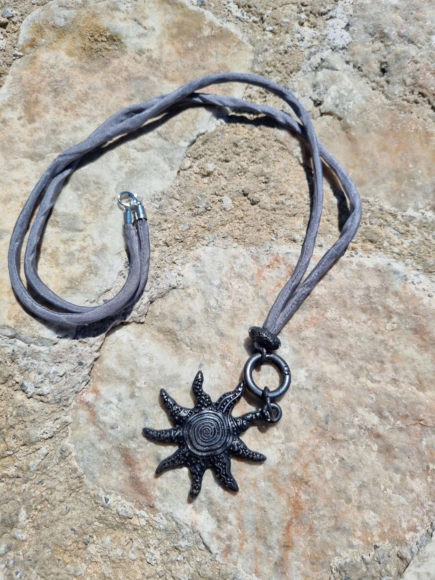NECKLESS BLACK SUN BLACKBEAUTY Wechselkette GRAU Seide NECKLESS BLACK SUN BLACKBEAUTY Wechselkette GRAU Seide