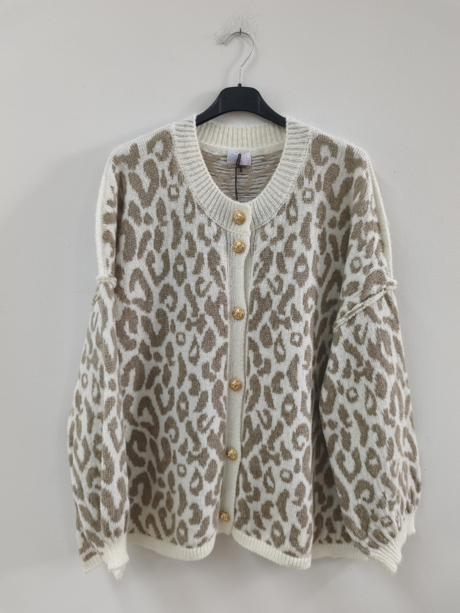 SJ0117 – Leo Strickjacke mit goldfarbenen Knöpfen I 36-46 I Made in Italy