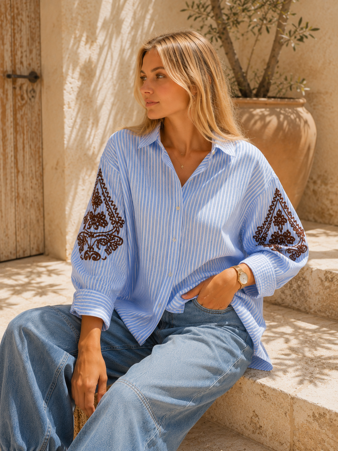 Oversize-Bluse Yvaine – Blau-weiß gestreift mit edler Ärmelstickerei | Made für stilvolle Everyday-Looks