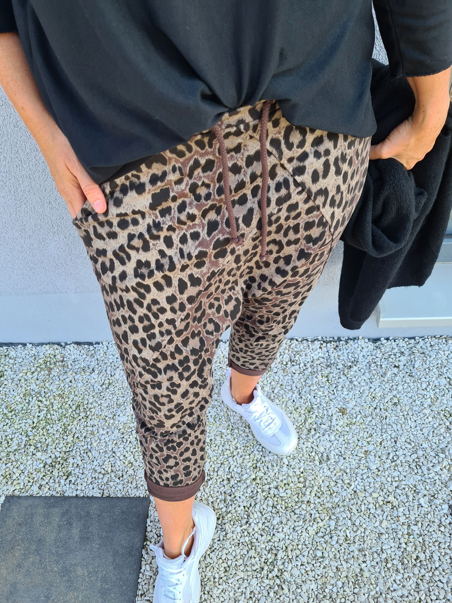 LEO BAGGY JOGPANT NALA SCHLAMM 36-42 Made in Italy Freizeit Hose Jogger Jogginghose PANT LEO BAGGY JOGPANT NALA SCHLAMM 36-42 Made in Italy Freizeit Hose Jogger Jogginghose PANT