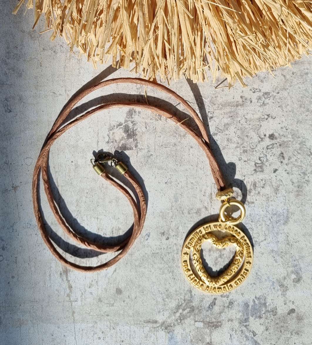 NECKLESS FAMILY GOLD SHINY lange Wechselkette Seide Goldfarbig Halskette Kette Amulett NECKLESS FAMILY GOLD SHINY lange Wechselkette Seide Goldfarbig Halskette Kette Amulett