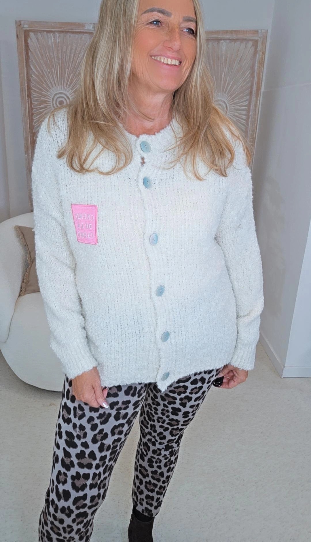 BLACK SCHNAPPER BOUCLÉ CARDIGAN MINNIE RUNDHALS UNI STRICK JACKE MIT PATCH 34-42/kleine 44 Made in Italy Creme de